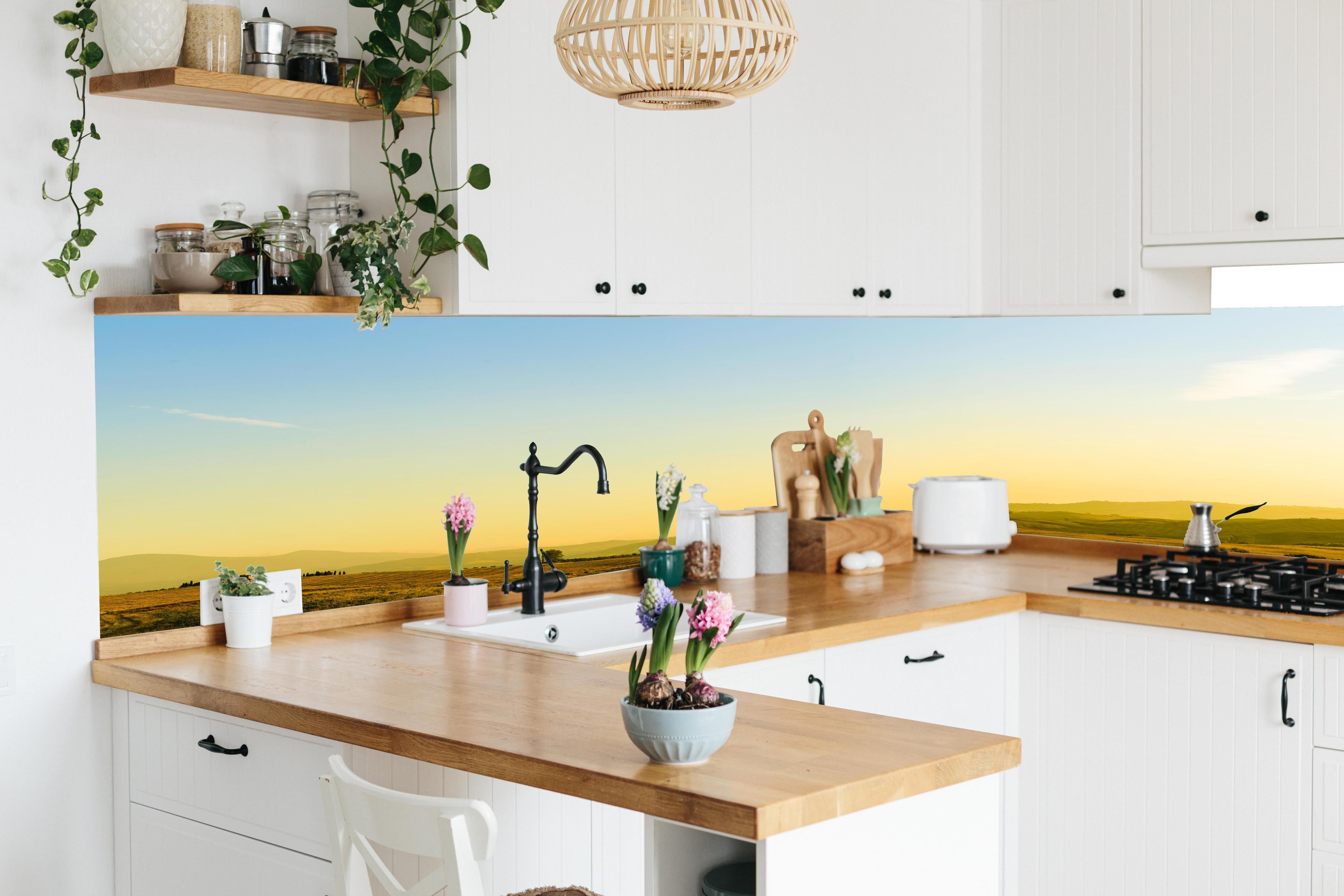 Küche - Toskanische Hügel im Abendlicht in lebendiger Küche mit bunten Blumen
