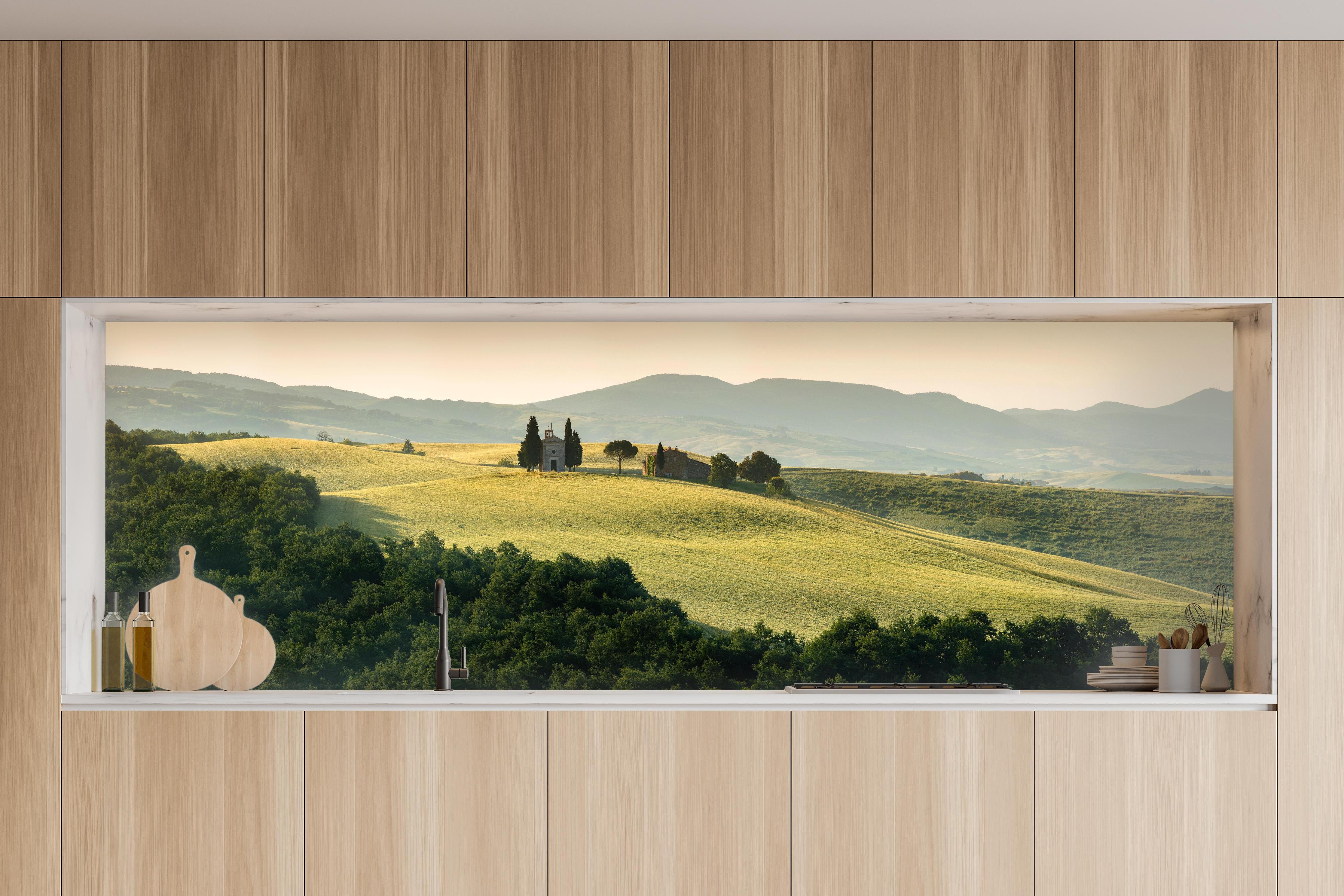 Küche - Toskanische Hügel in Goldgrün in charakteristischer Vollholz-Küche mit modernem Gasherd