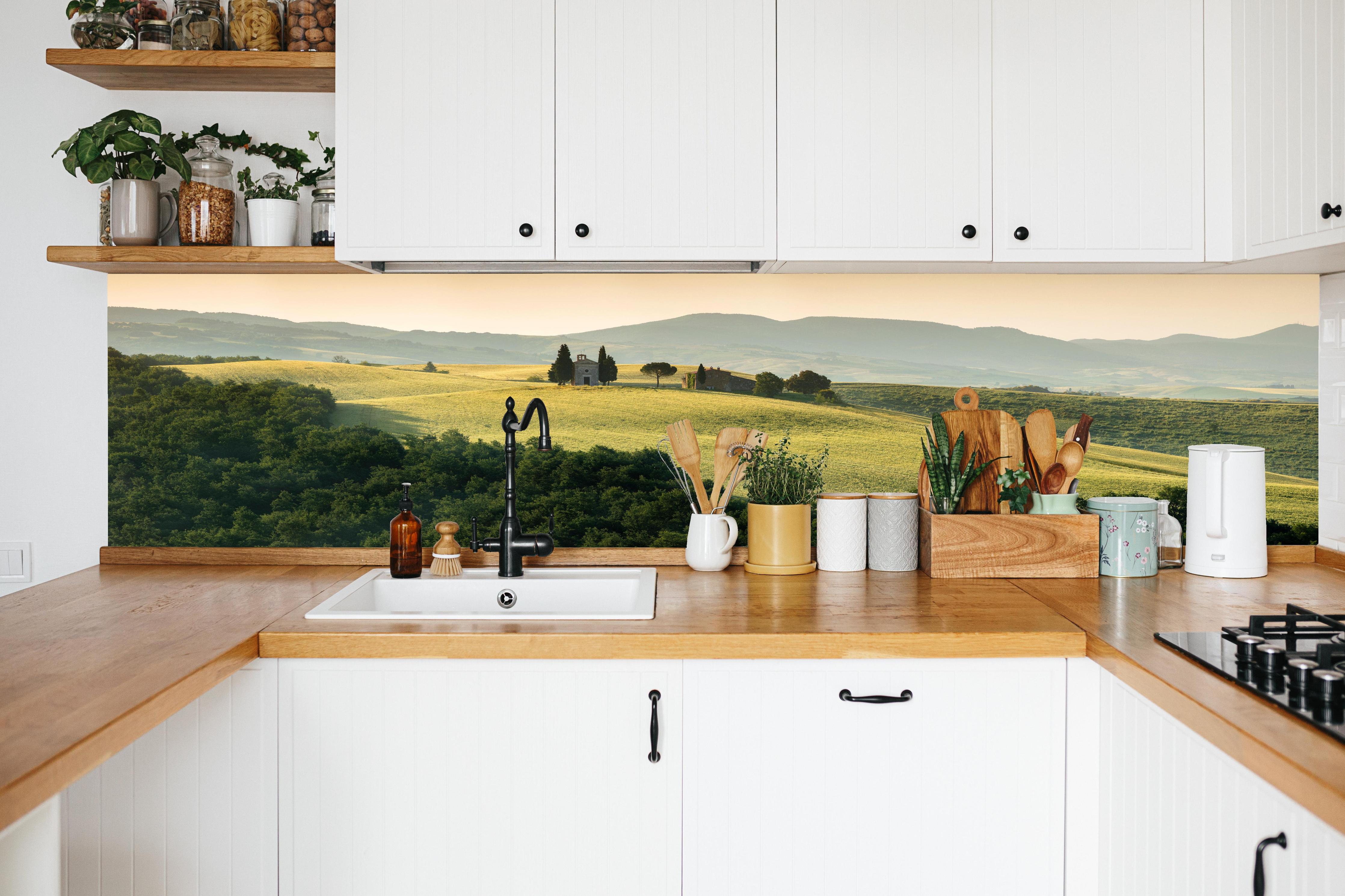 Küche - Toskanische Hügel in Goldgrün in weißer Küche hinter Gewürzen und Kochlöffeln aus Holz