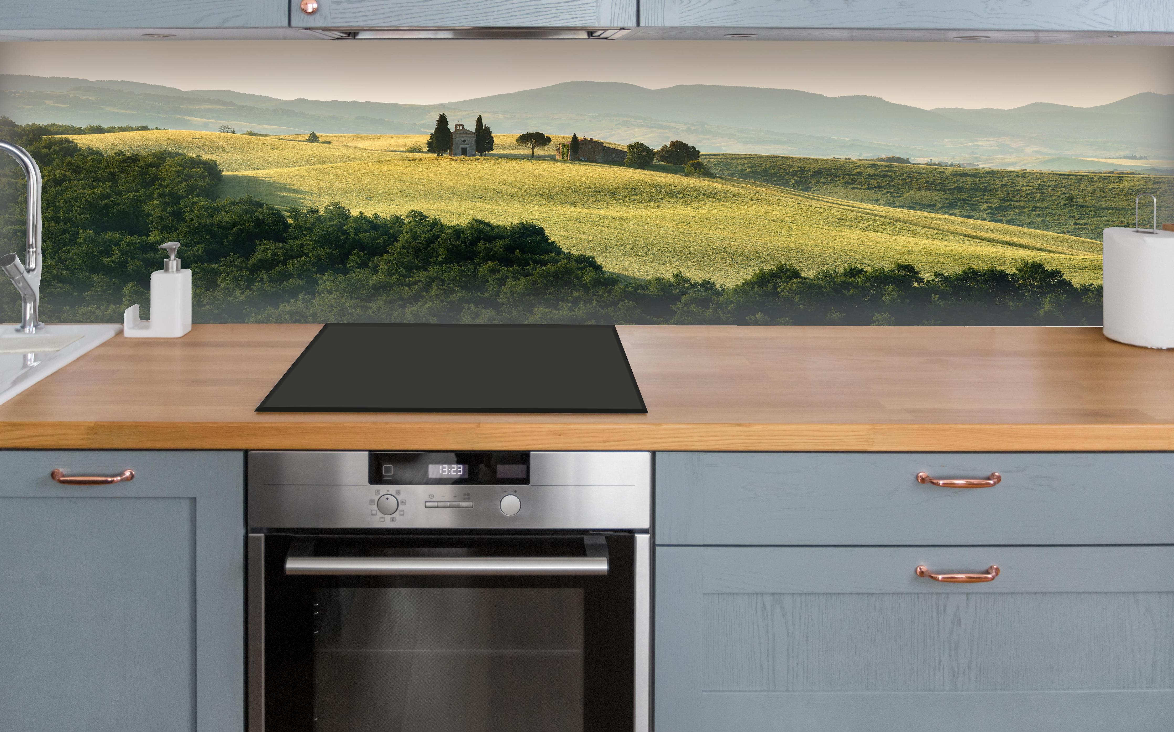 Küche - Toskanische Hügel in Goldgrün über polierter Holzarbeitsplatte mit Cerankochfeld