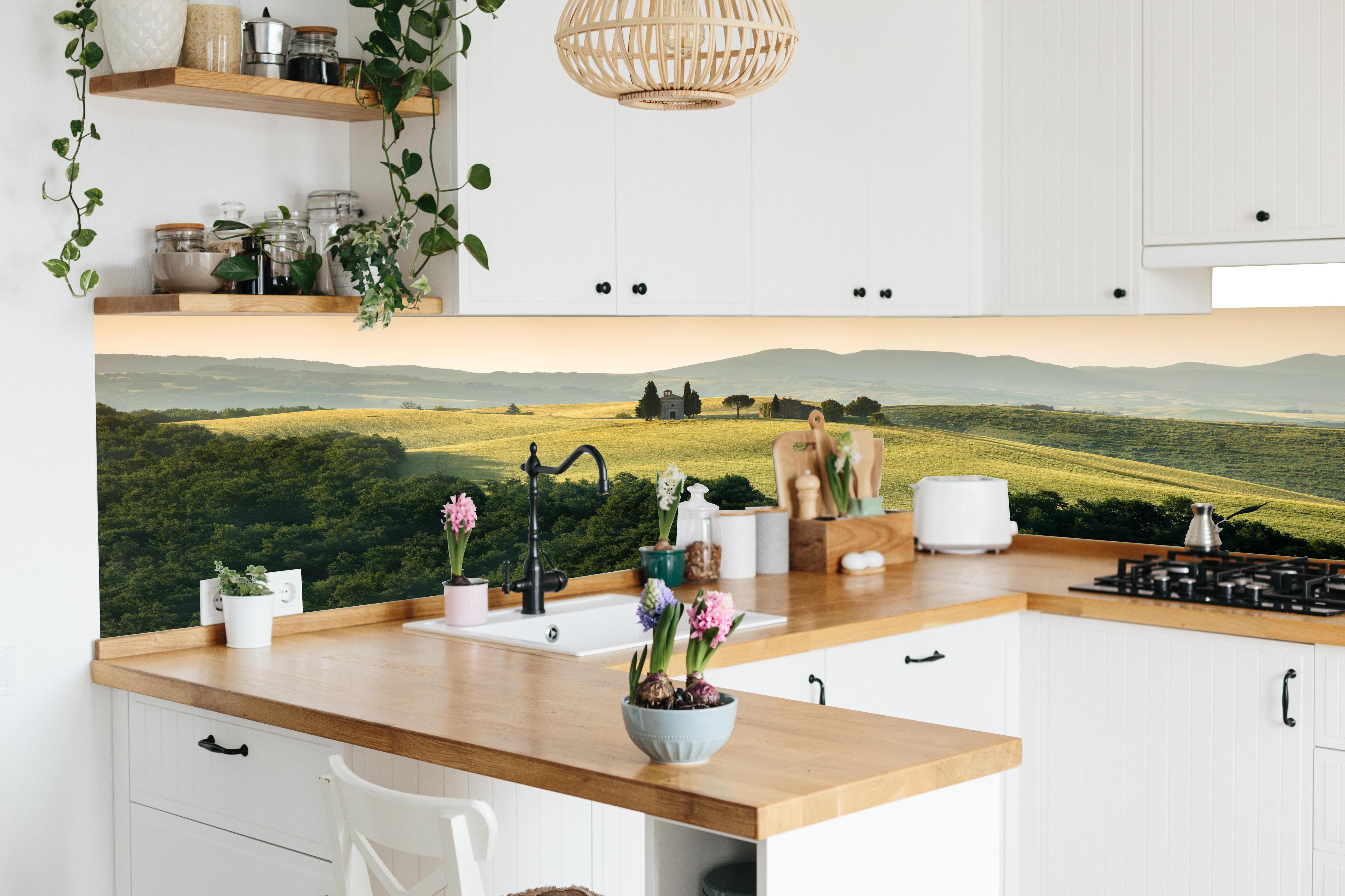 Küche - Toskanische Hügel in Goldgrün in lebendiger Küche mit bunten Blumen