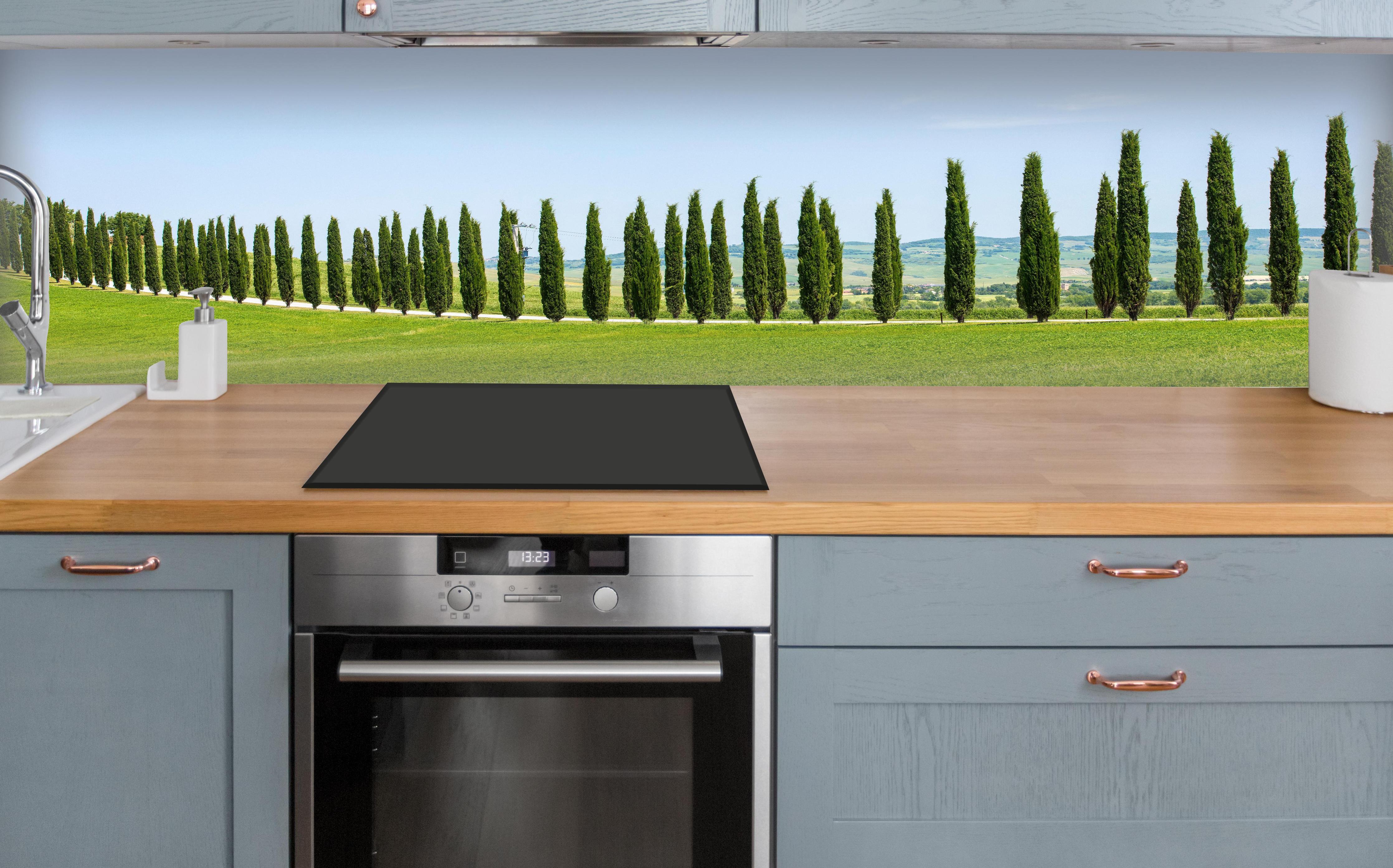 Küche - Toskanische Zypressenallee über polierter Holzarbeitsplatte mit Cerankochfeld