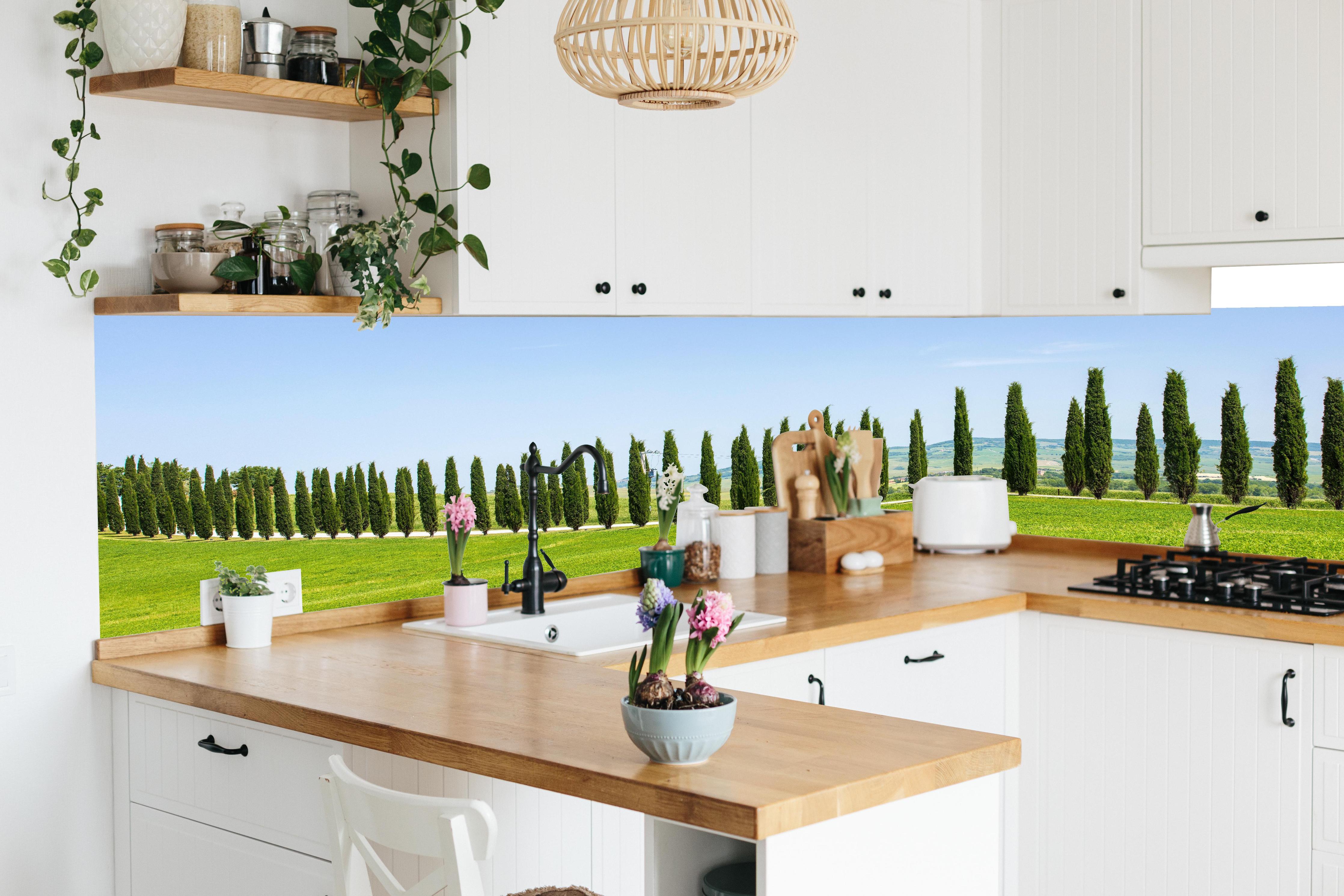 Küche - Toskanische Zypressenallee in lebendiger Küche mit bunten Blumen