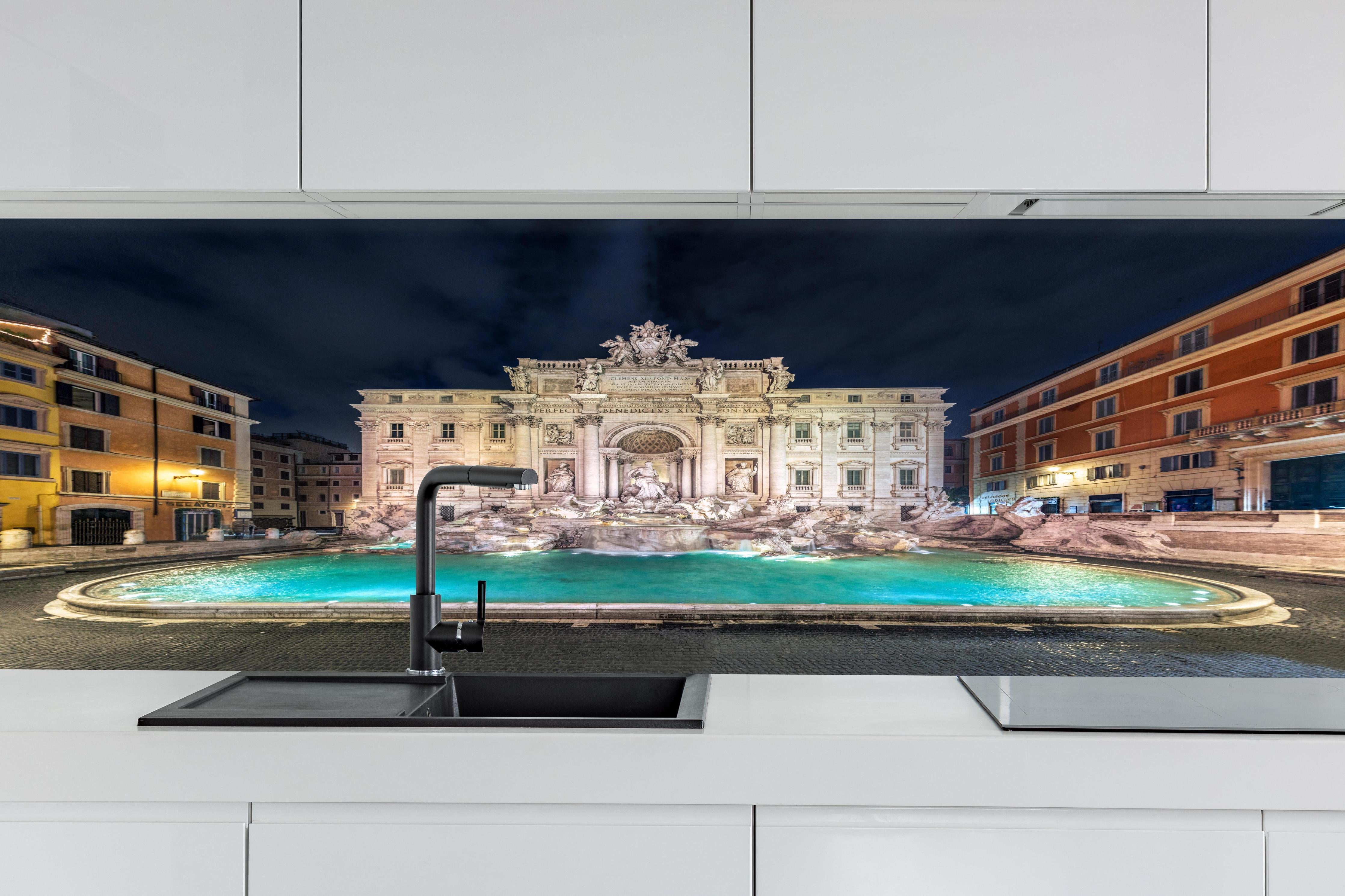 Küche - Trevi-Brunnen Nacht Türkis-Beige hinter weißen Hochglanz-Küchenregalen und schwarzem Wasserhahn