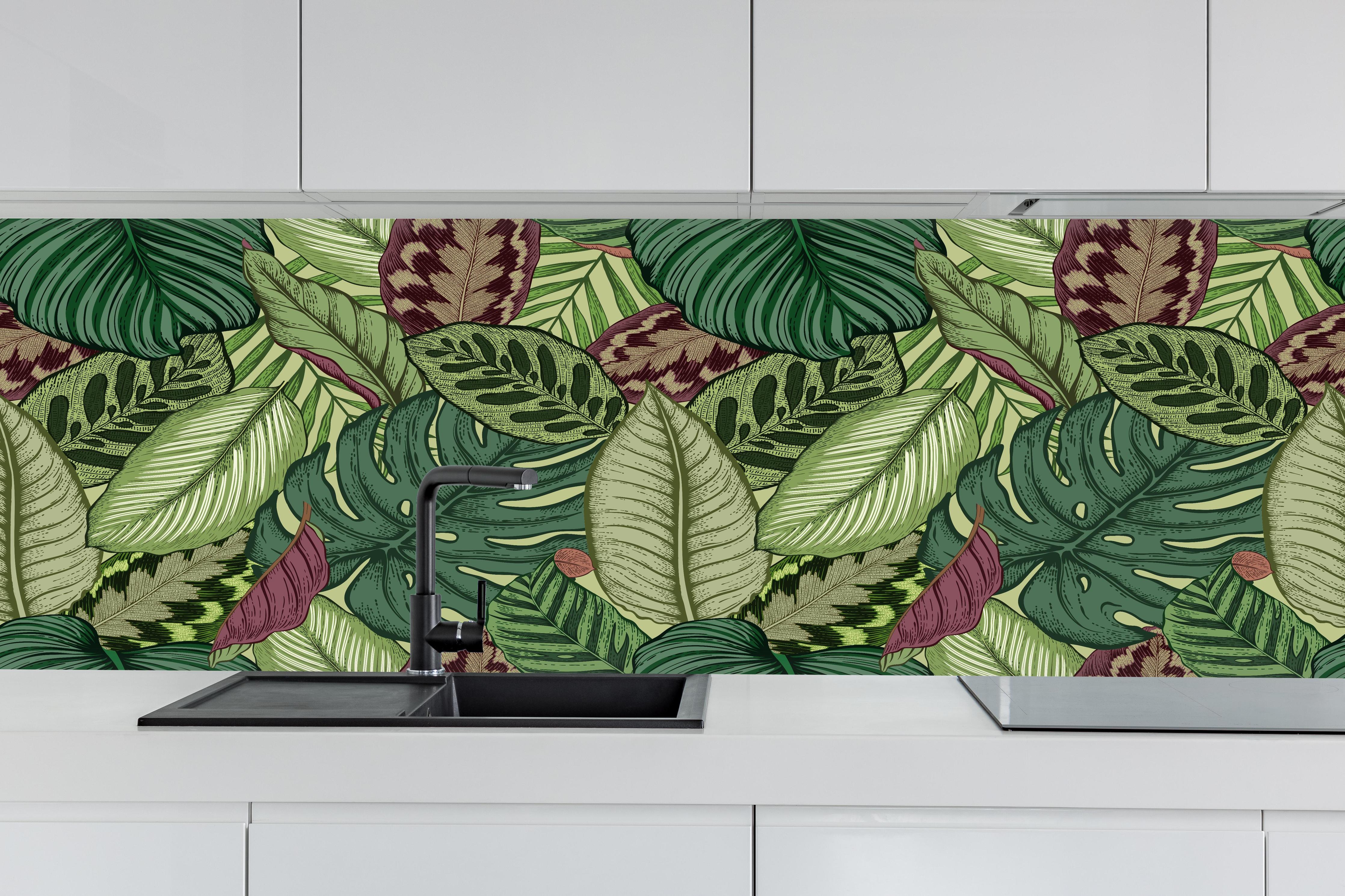 Küche - Tropische Blätter Grün-Beige hinter weißen Hochglanz-Küchenregalen und schwarzem Wasserhahn