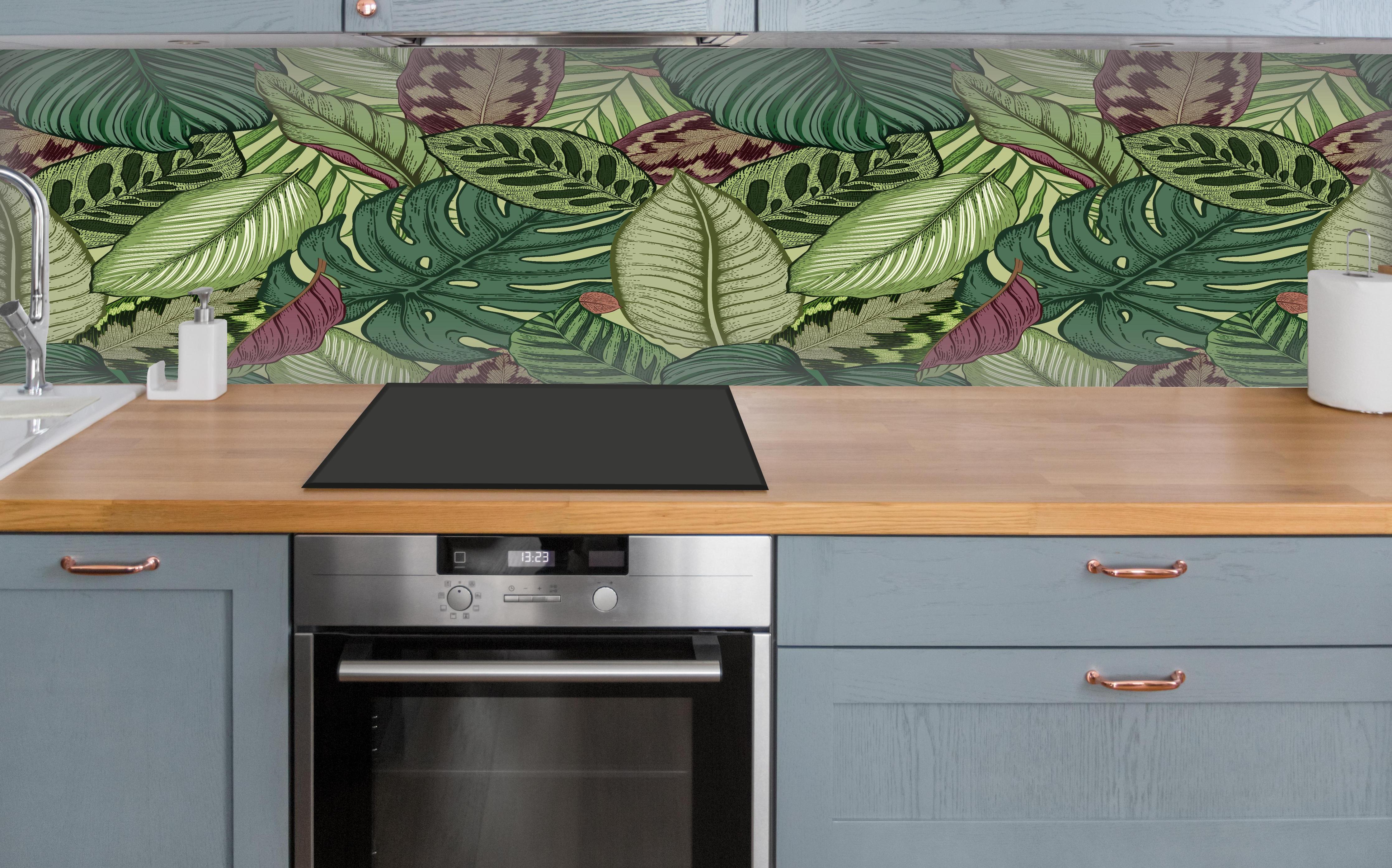 Küche - Tropische Blätter Grün-Beige über polierter Holzarbeitsplatte mit Cerankochfeld