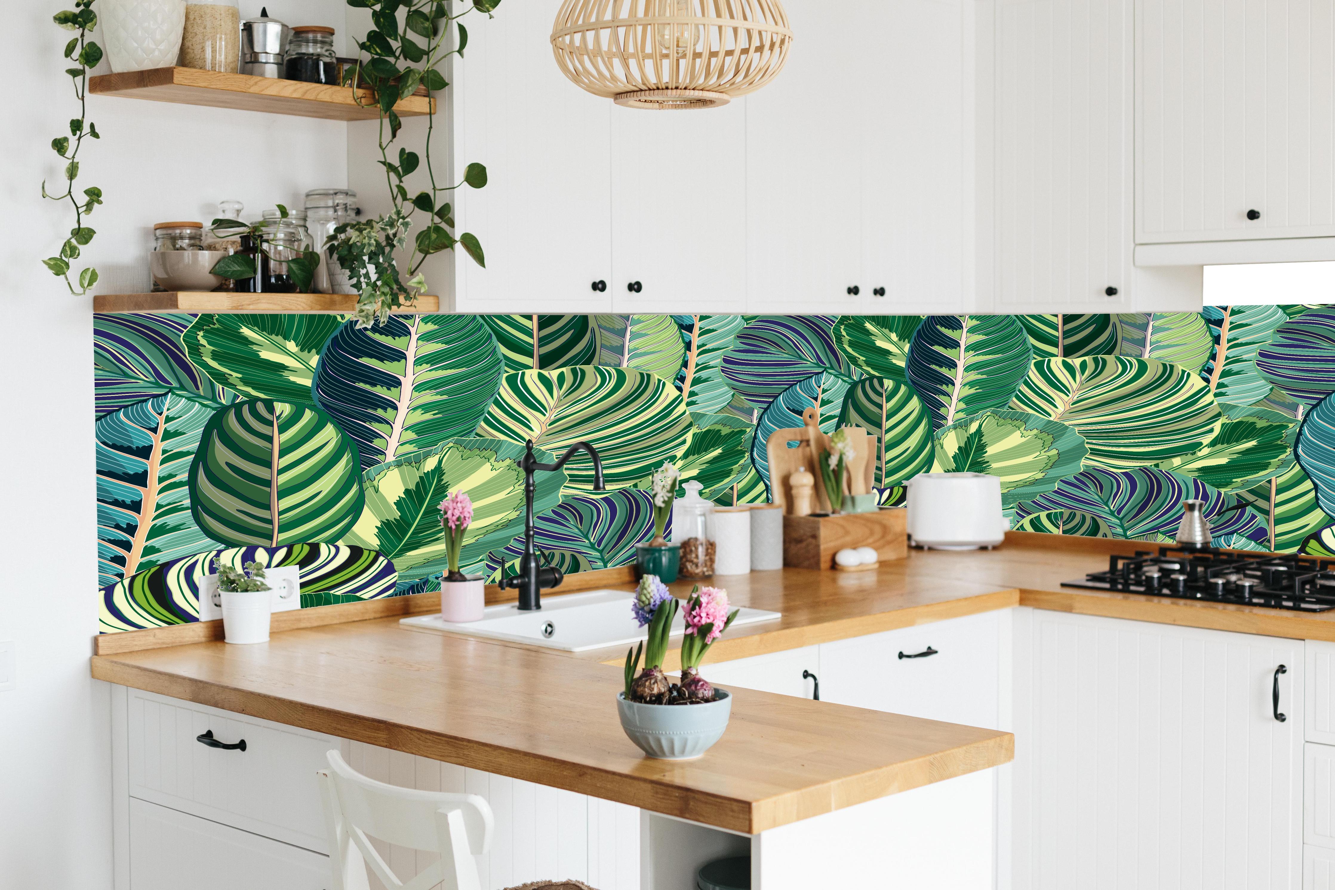Küche - Tropische Blätter Grün-Türkis-Lila in lebendiger Küche mit bunten Blumen