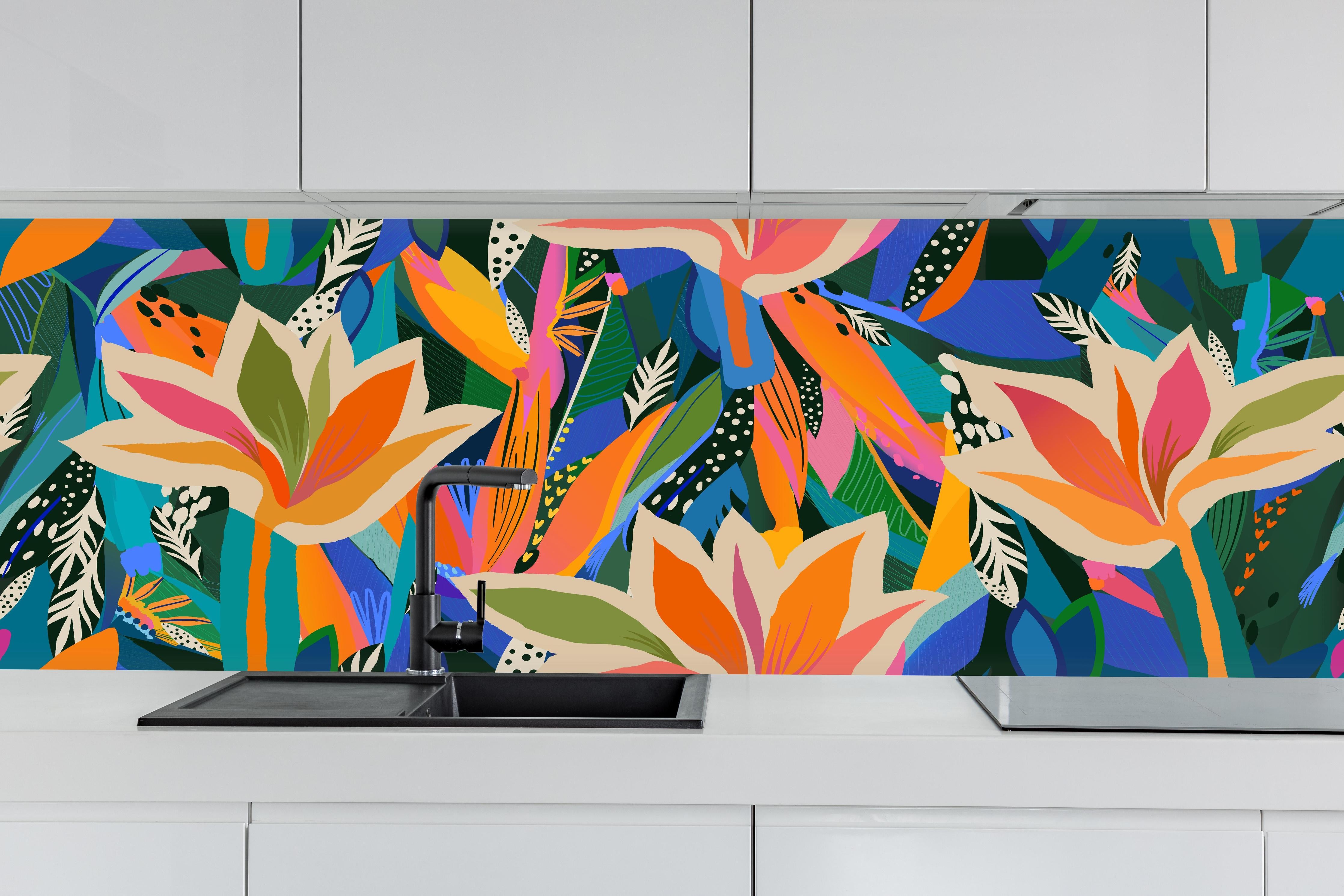Küche - Tropische Blüten Blau-Orange-Grün hinter weißen Hochglanz-Küchenregalen und schwarzem Wasserhahn