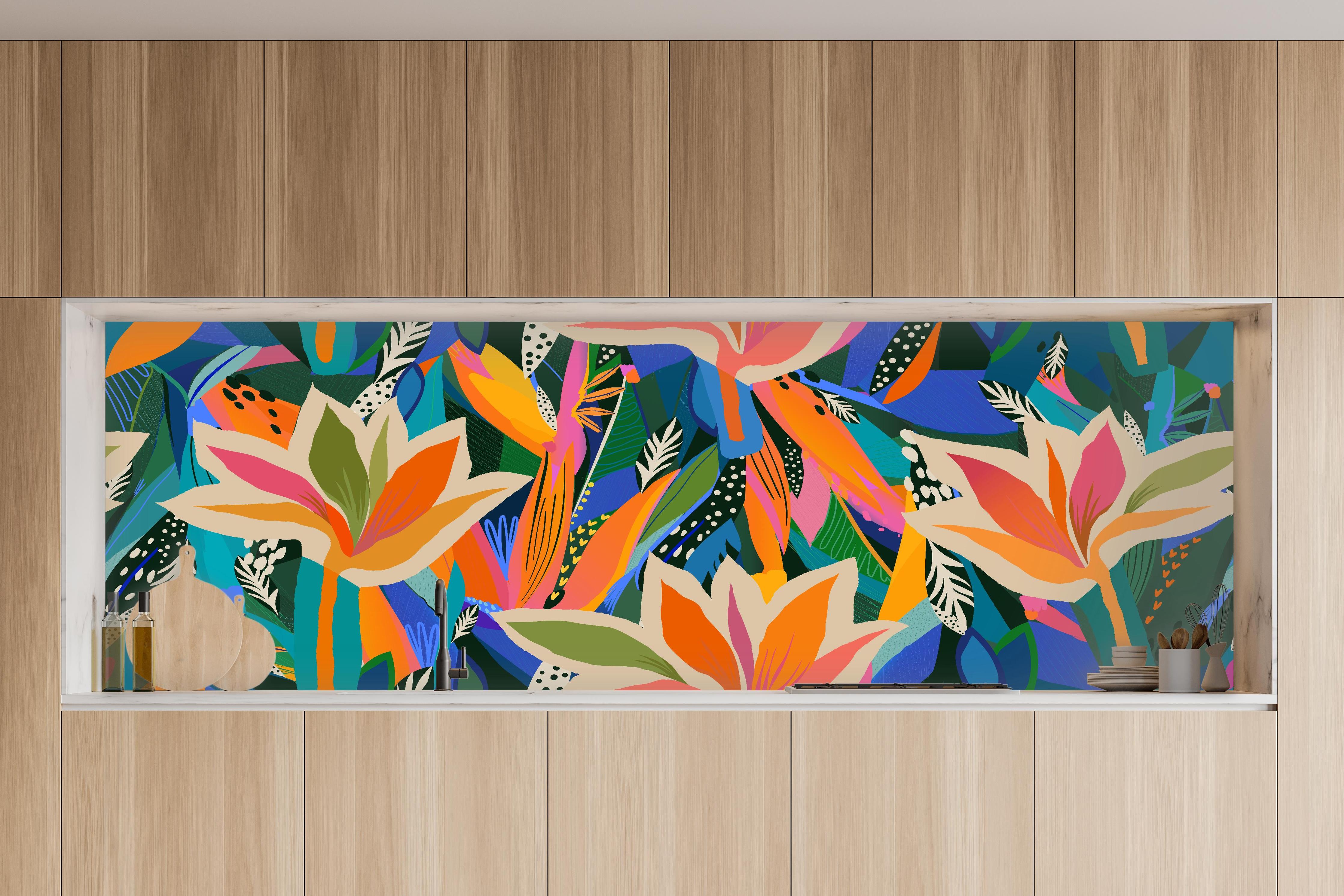 Küche - Tropische Blüten Blau-Orange-Grün in charakteristischer Vollholz-Küche mit modernem Gasherd