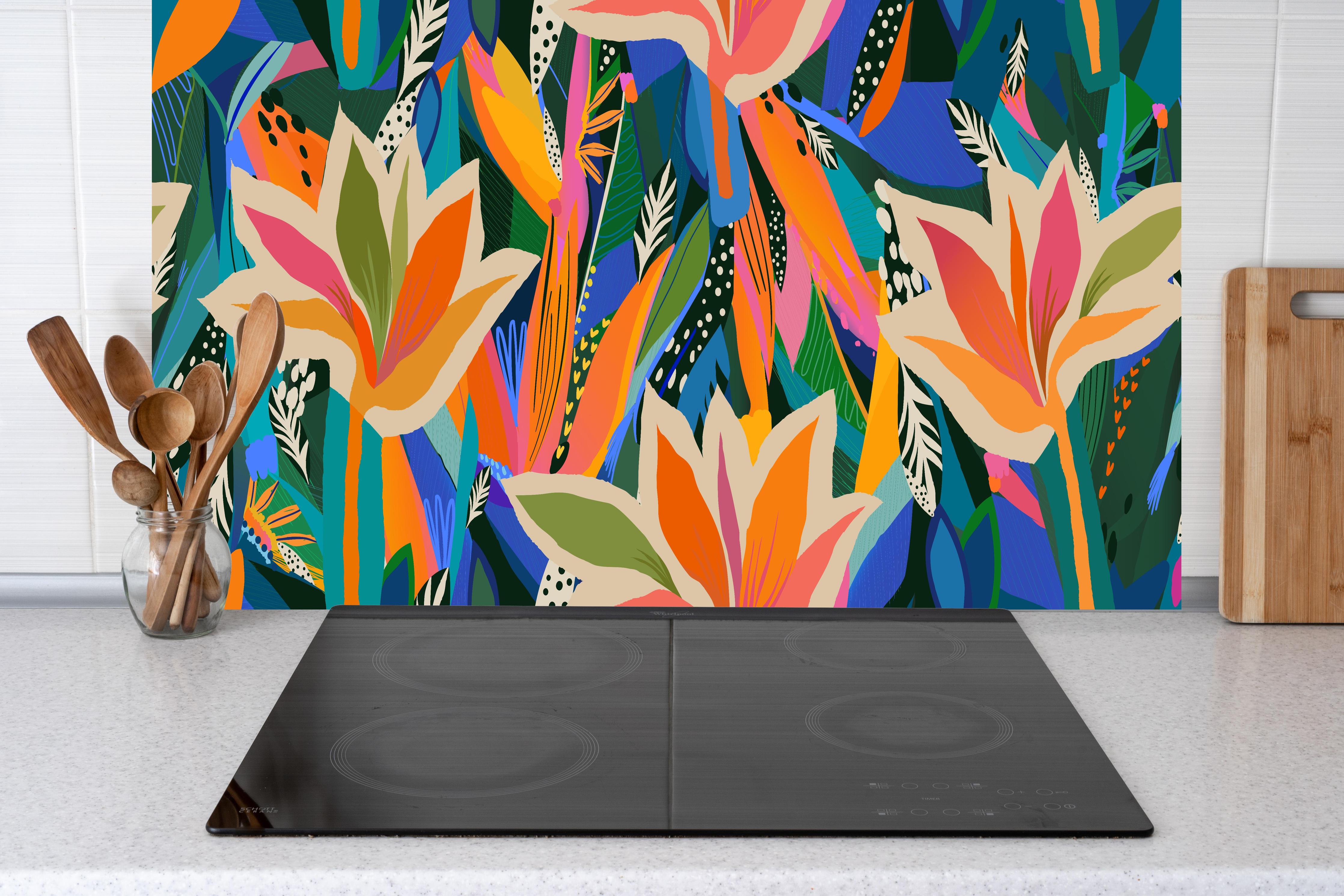 Küche - Tropische Blüten Blau-Orange-Grün hinter Cerankochfeld und Holz-Kochutensilien