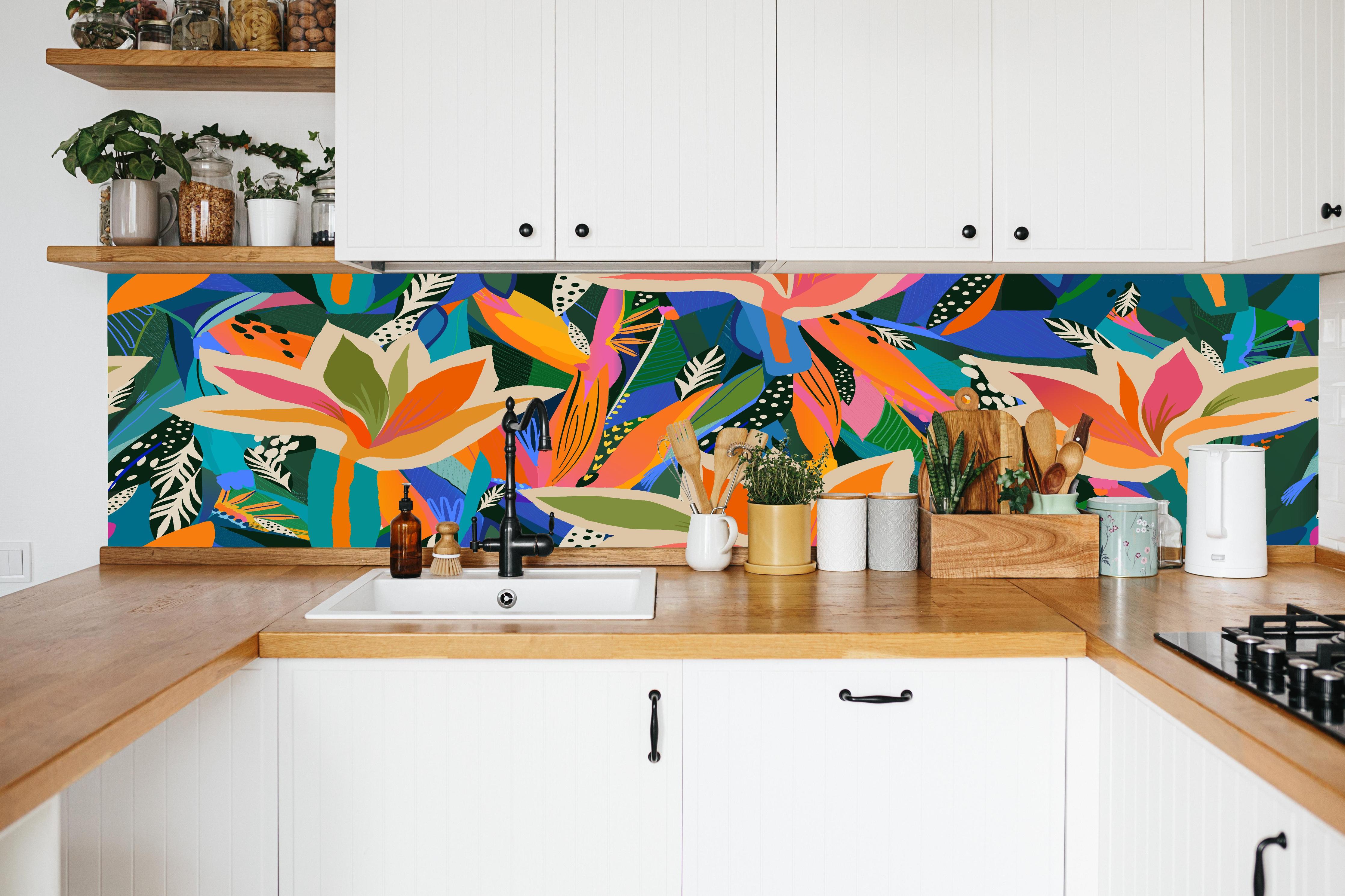 Küche - Tropische Blüten Blau-Orange-Grün in weißer Küche hinter Gewürzen und Kochlöffeln aus Holz