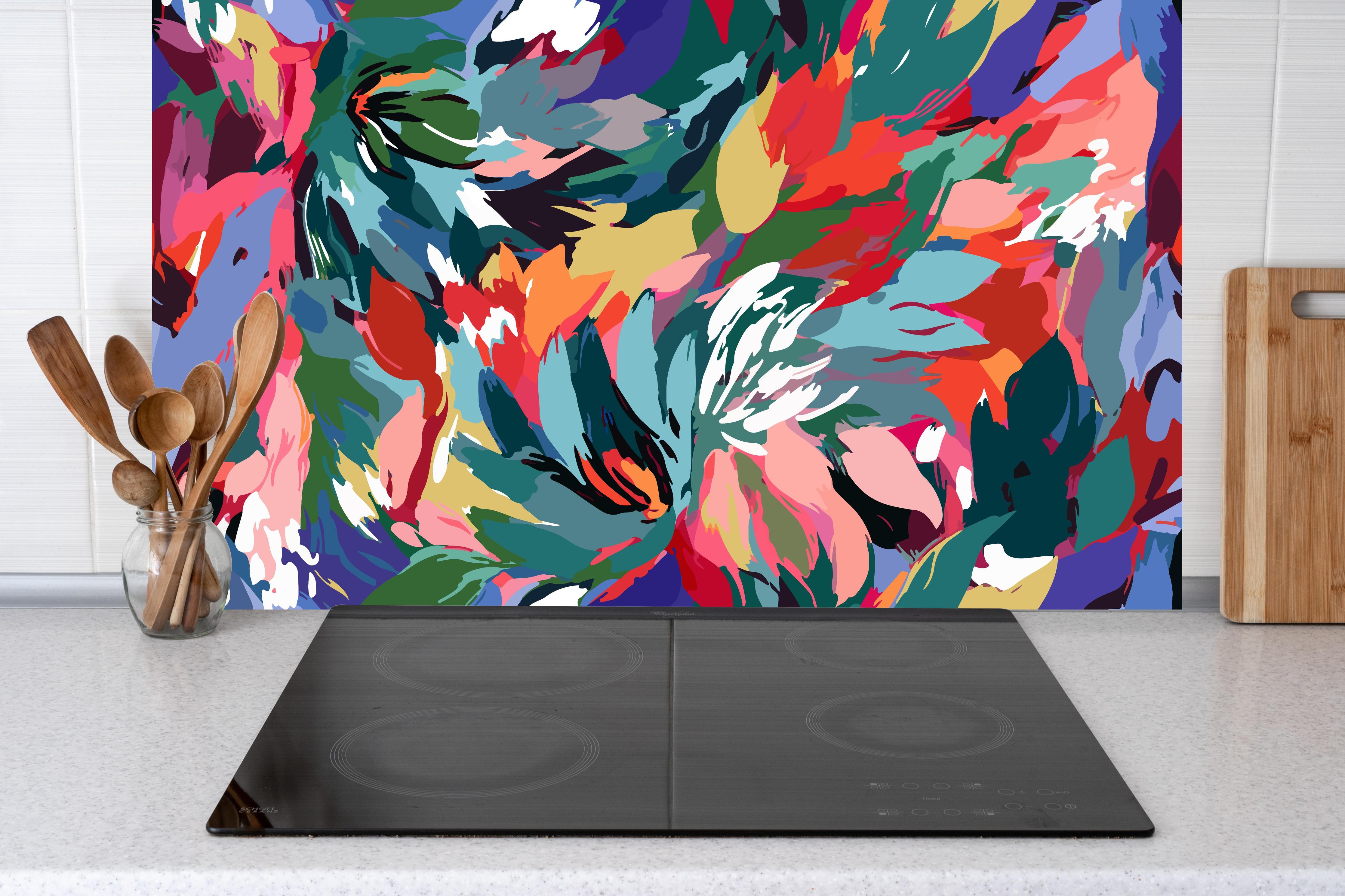 Küche - Tropische Blüten-Explosion Türkis-Rot hinter Cerankochfeld und Holz-Kochutensilien