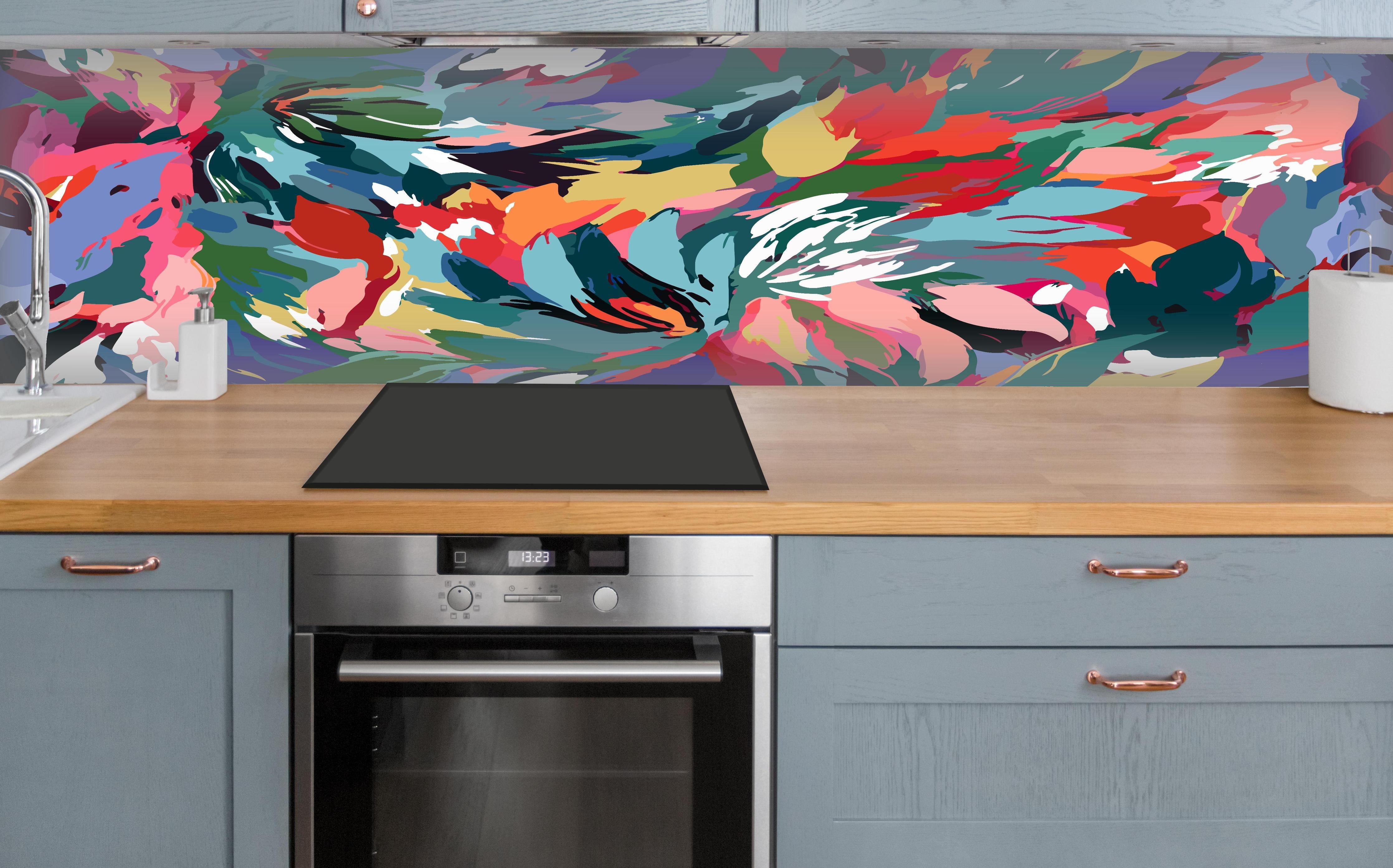 Küche - Tropische Blüten-Explosion Türkis-Rot über polierter Holzarbeitsplatte mit Cerankochfeld