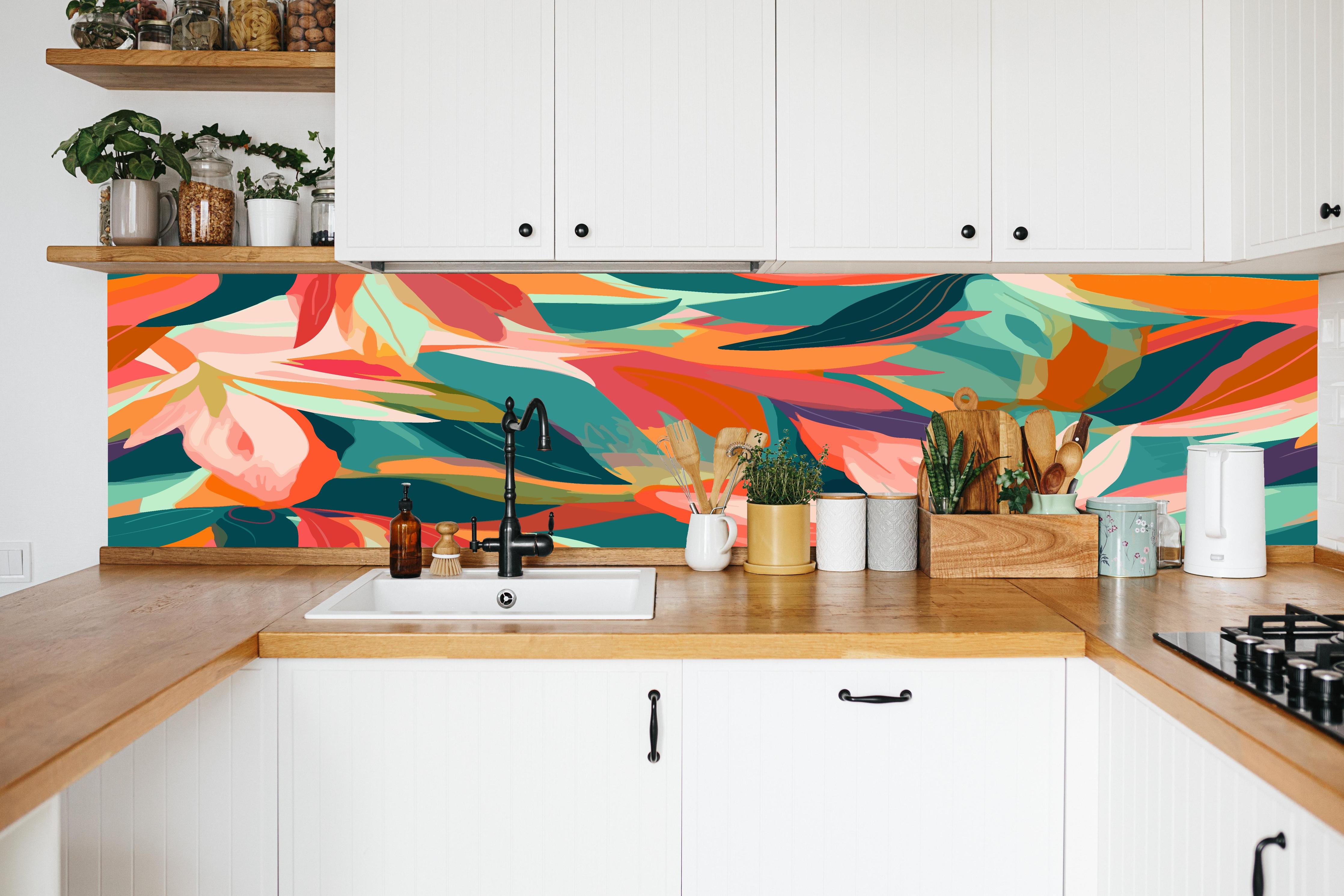 Küche - Tropische Blüten Türkis Koralle in weißer Küche hinter Gewürzen und Kochlöffeln aus Holz