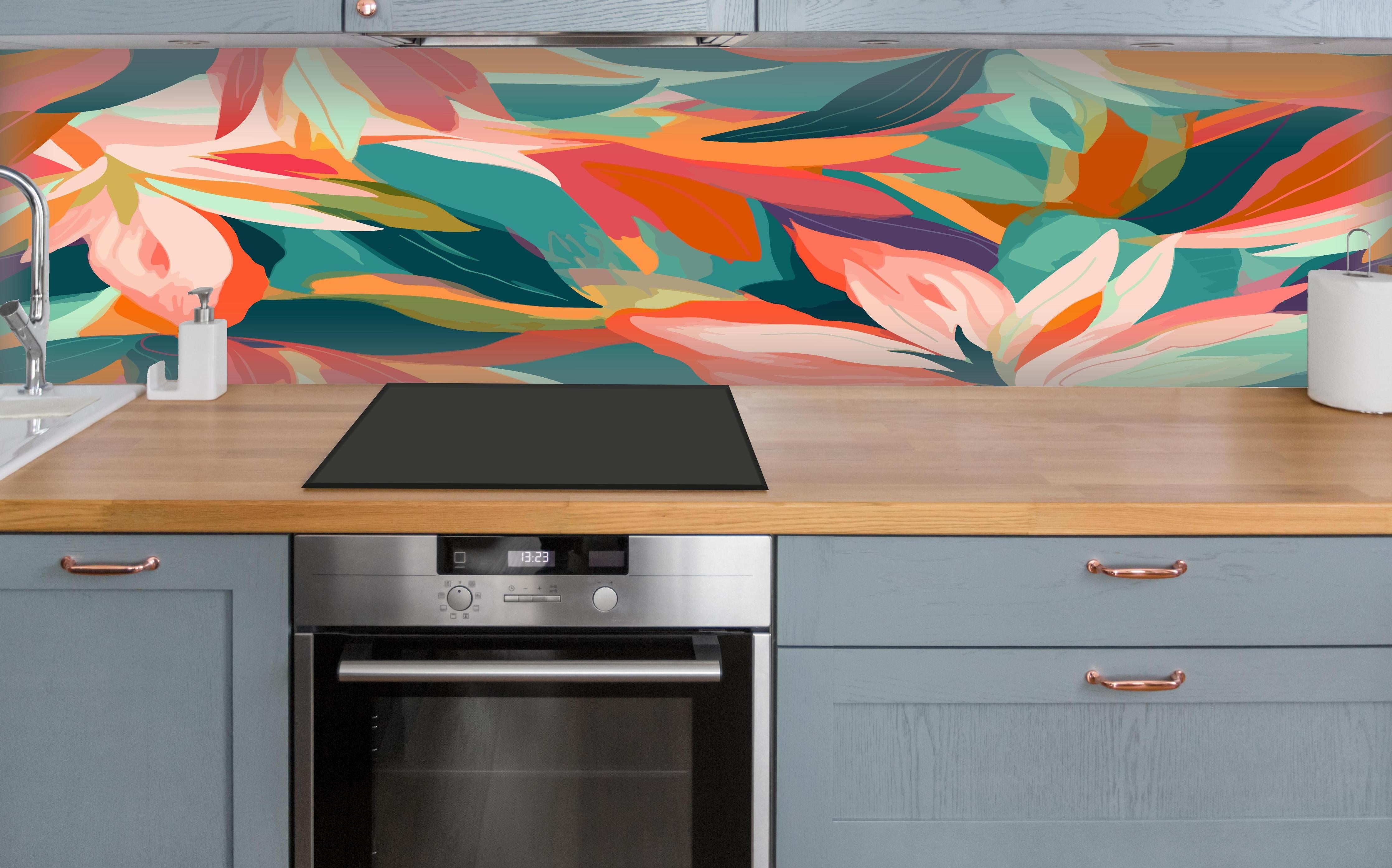 Küche - Tropische Blüten Türkis Koralle über polierter Holzarbeitsplatte mit Cerankochfeld