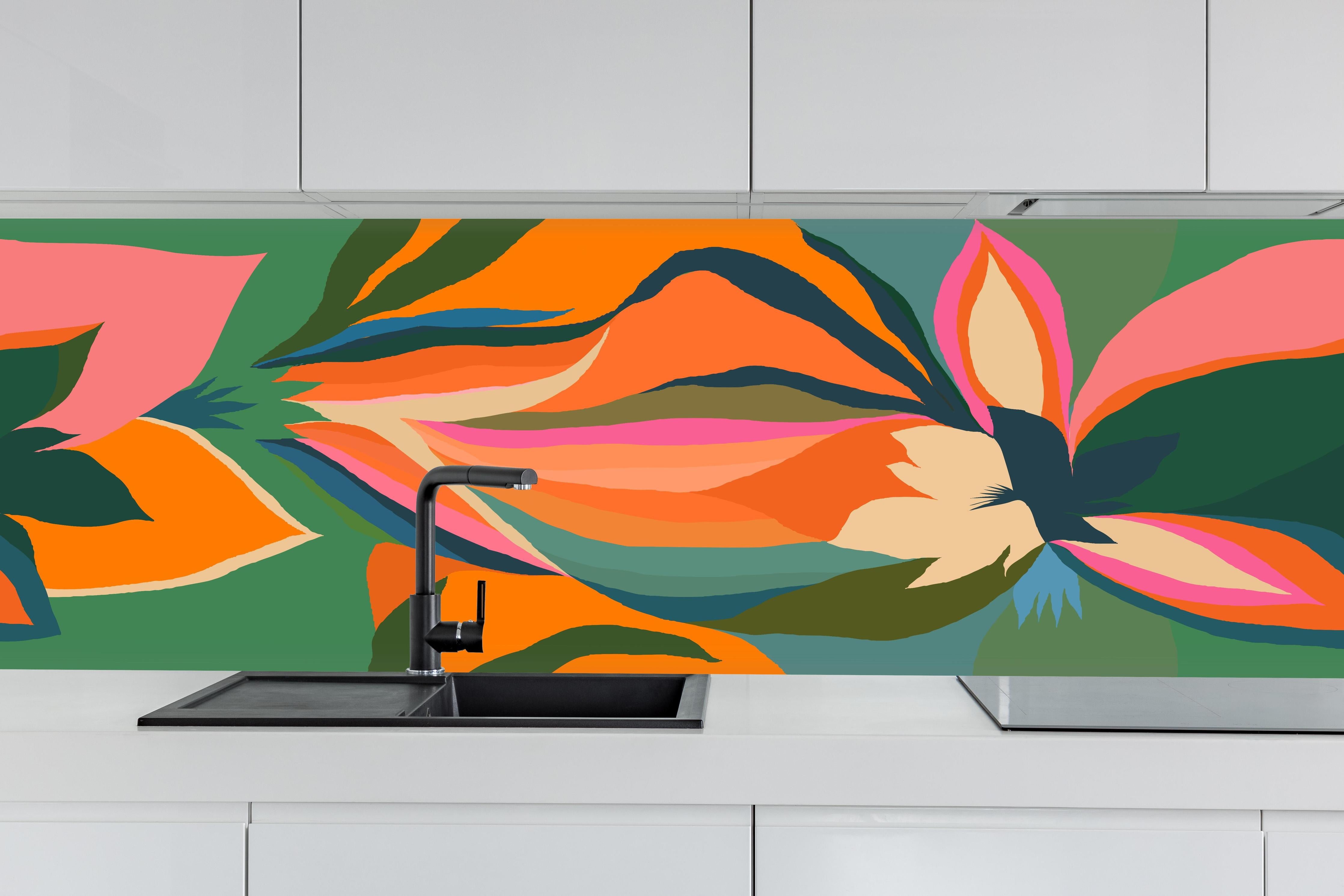 Küche - Tropische Blüten in Orange hinter weißen Hochglanz-Küchenregalen und schwarzem Wasserhahn