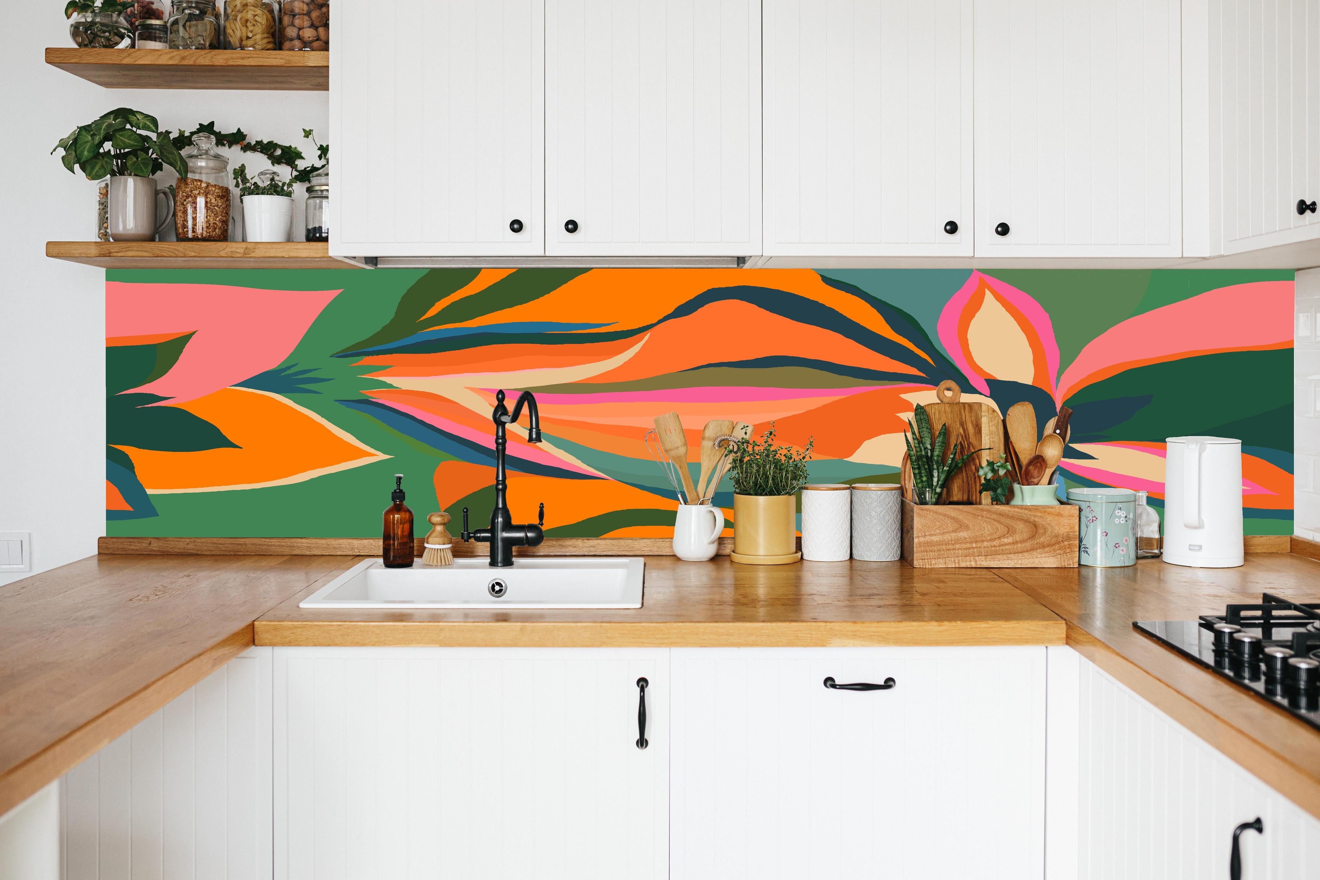 Küche - Tropische Blüten in Orange in weißer Küche hinter Gewürzen und Kochlöffeln aus Holz