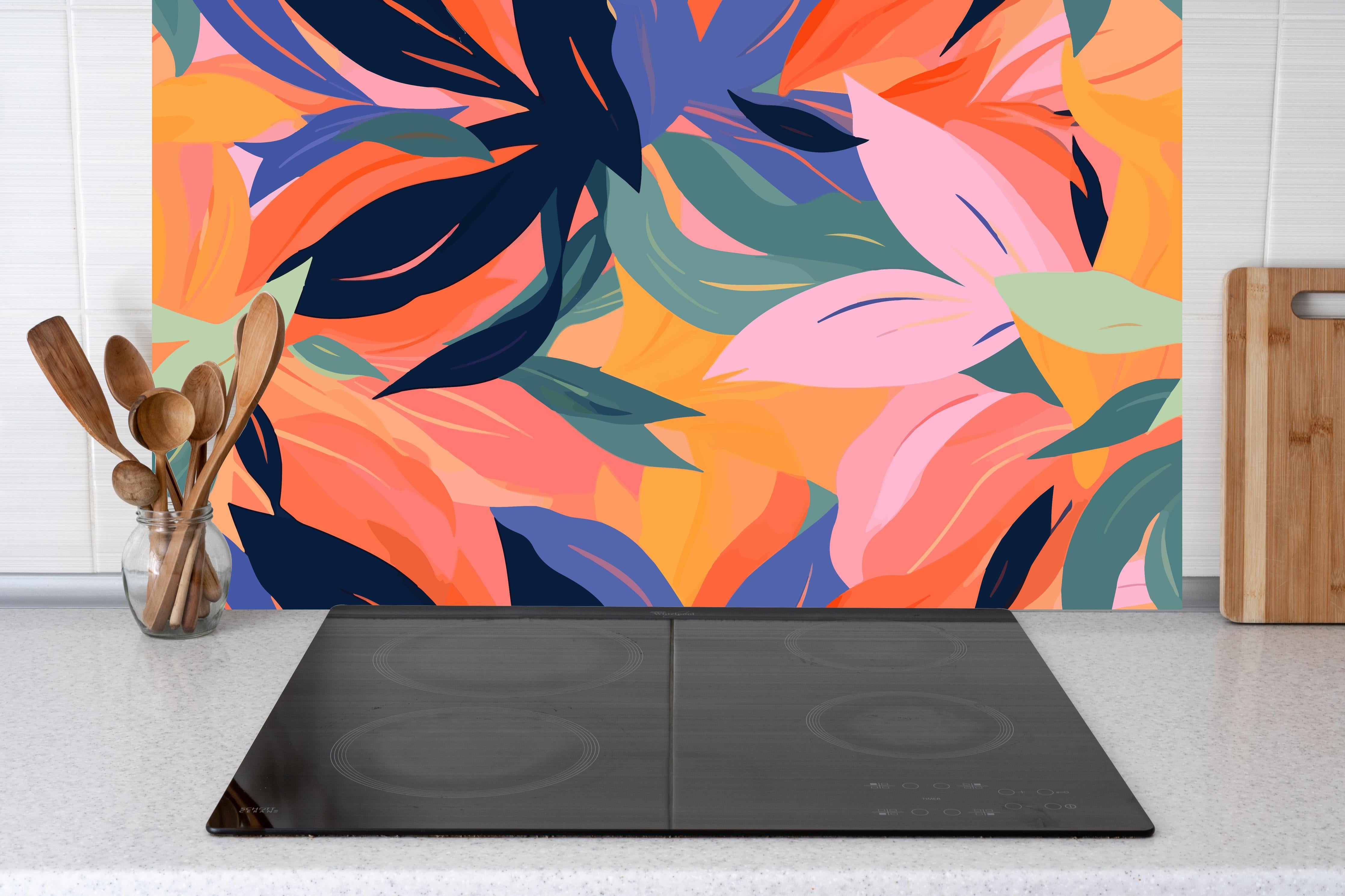 Küche - Tropische Blütenblätter Bunt hinter Cerankochfeld und Holz-Kochutensilien