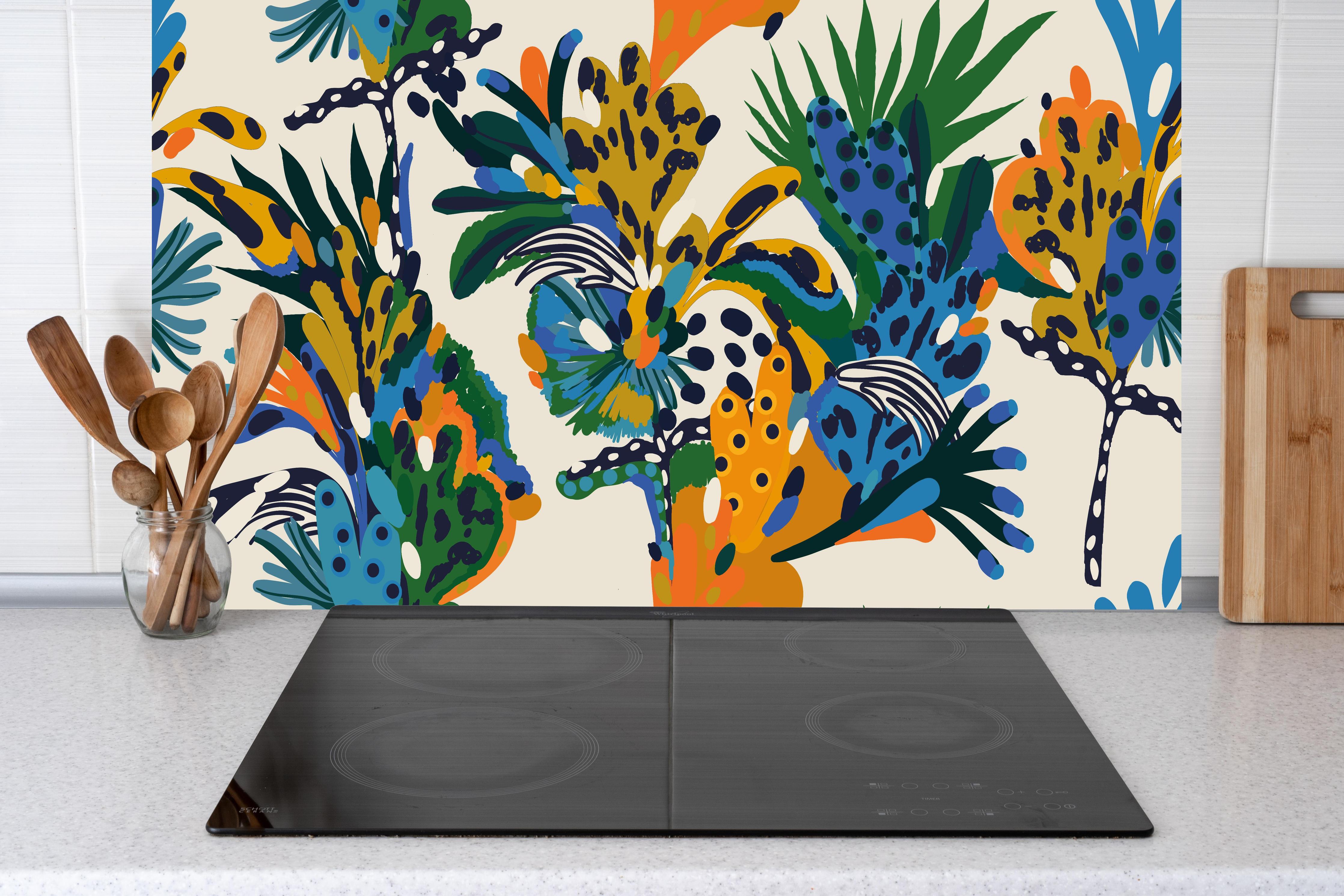 Küche - Tropische Blumen Blau Grün Orange hinter Cerankochfeld und Holz-Kochutensilien