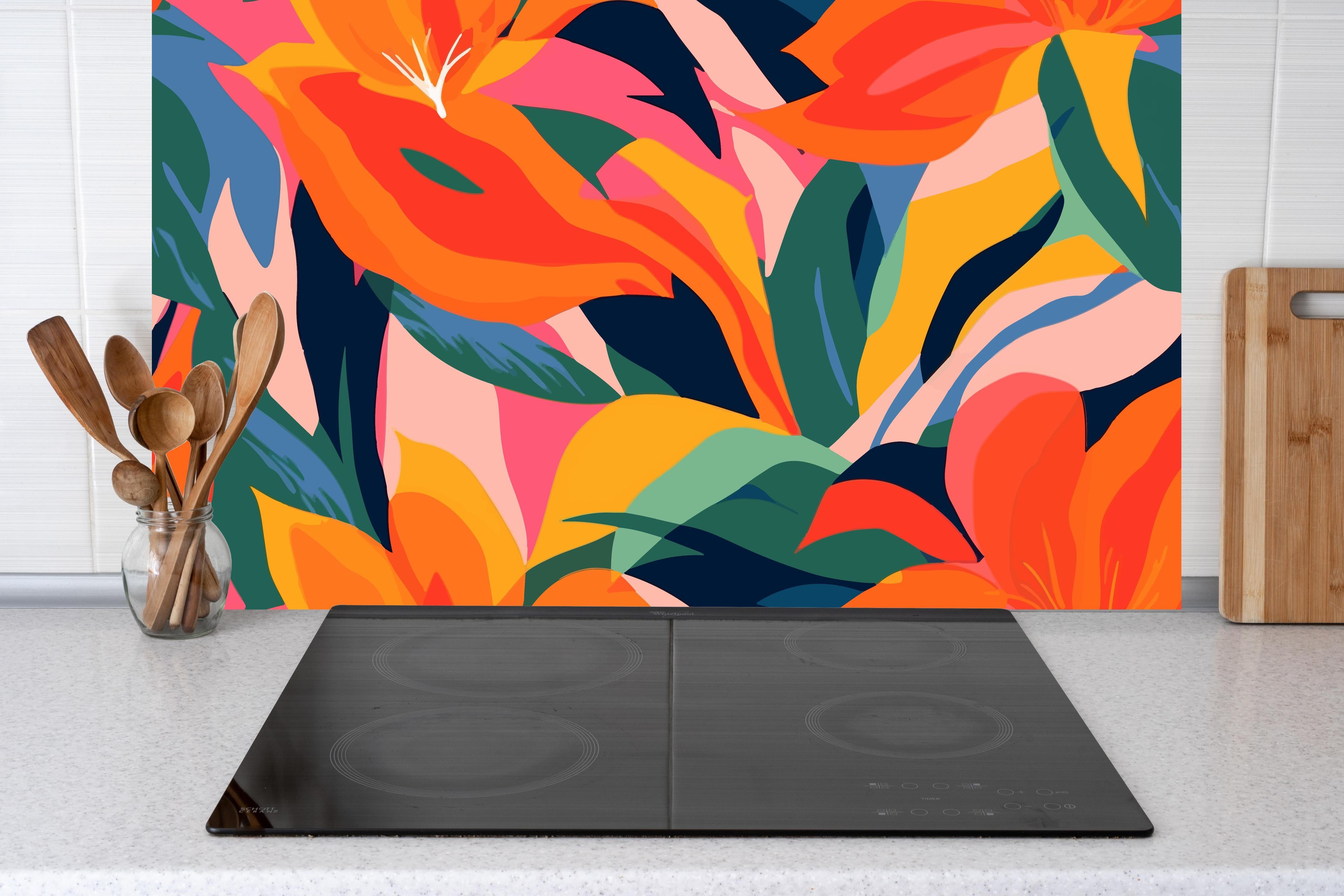 Küche - Tropische Bunte Blumenillustration hinter Cerankochfeld und Holz-Kochutensilien