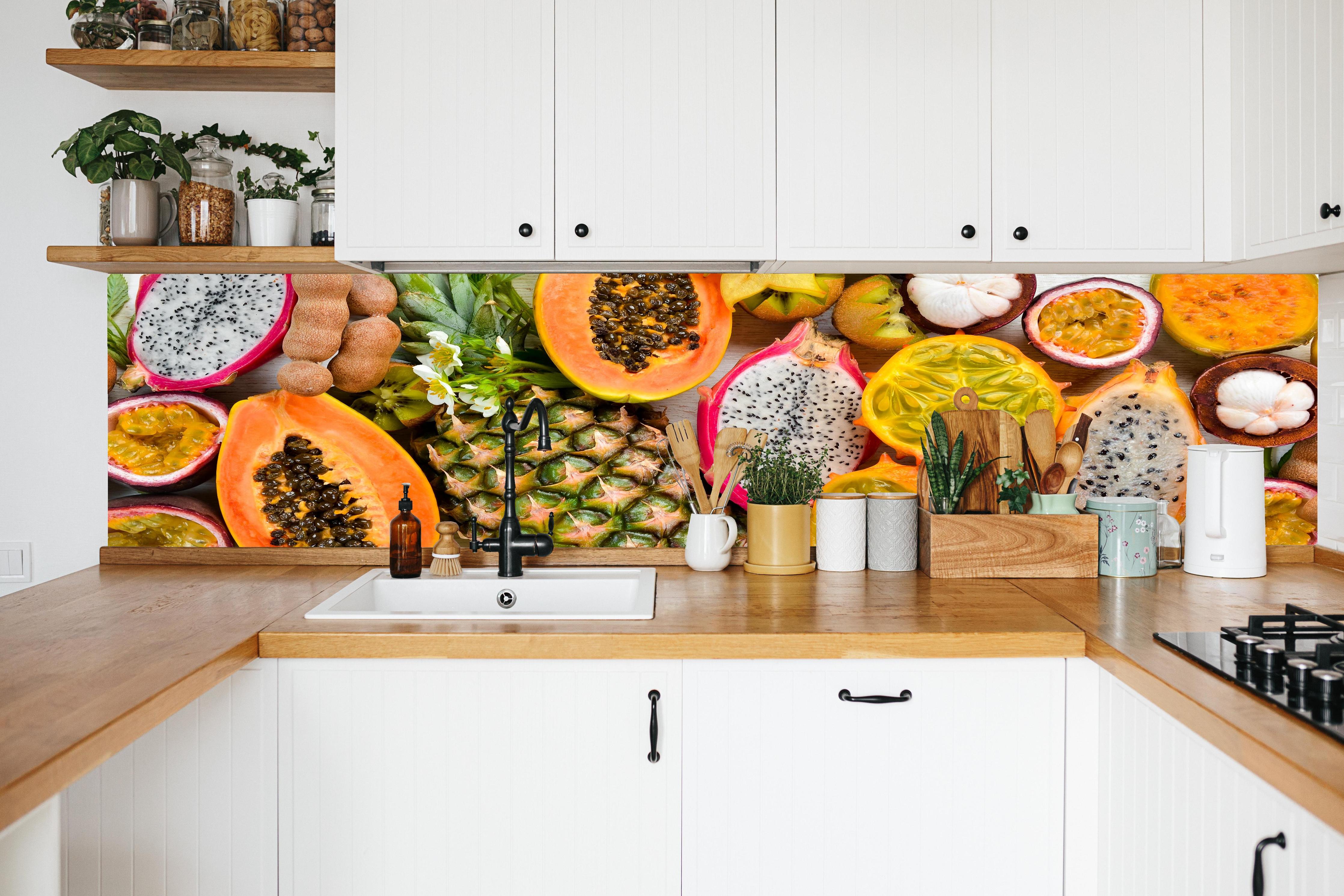 Küche - Tropische Früchte Collage Orange Gelb in weißer Küche hinter Gewürzen und Kochlöffeln aus Holz