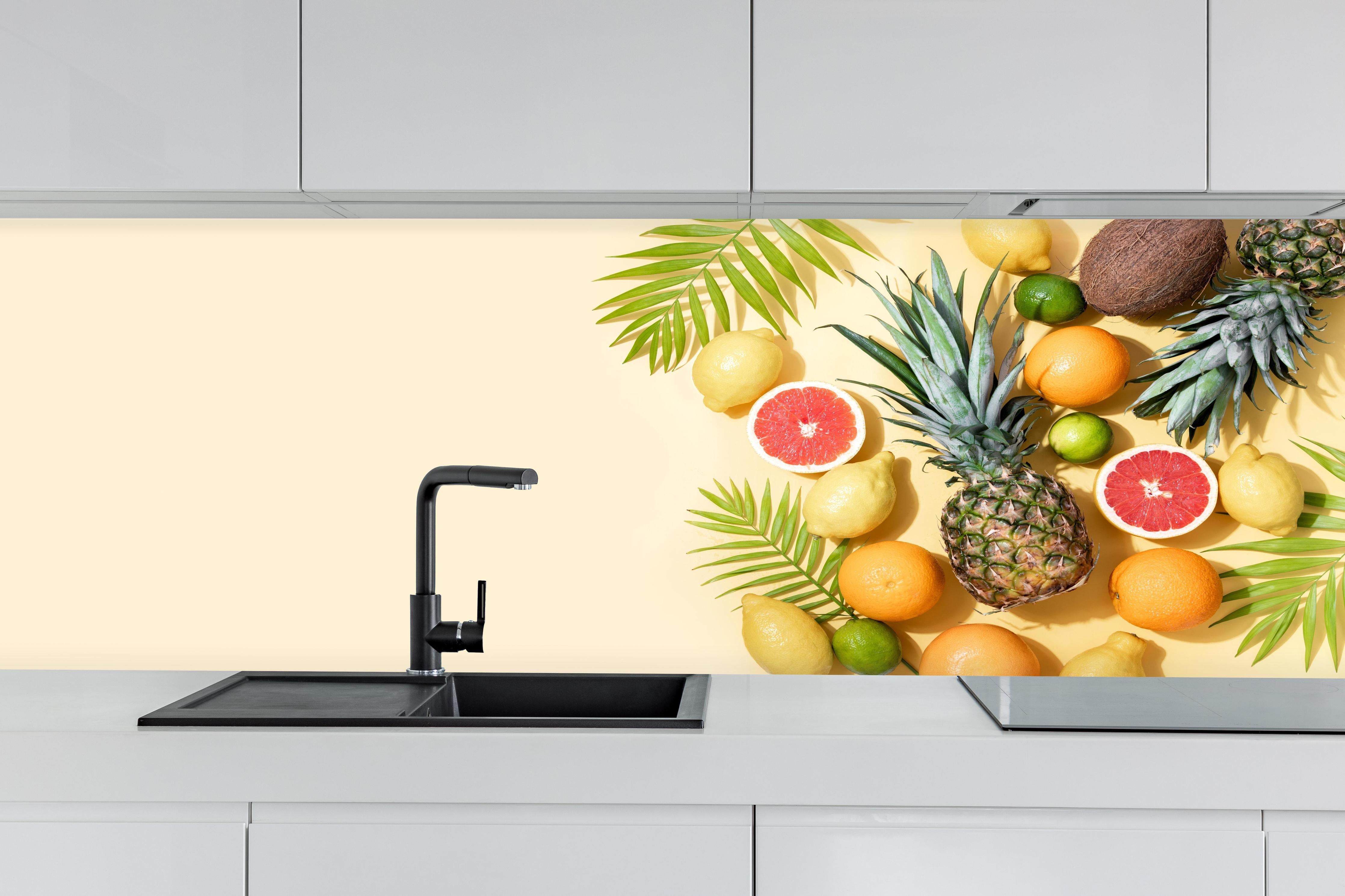 Küche - Tropische Früchte auf Beige hinter weißen Hochglanz-Küchenregalen und schwarzem Wasserhahn