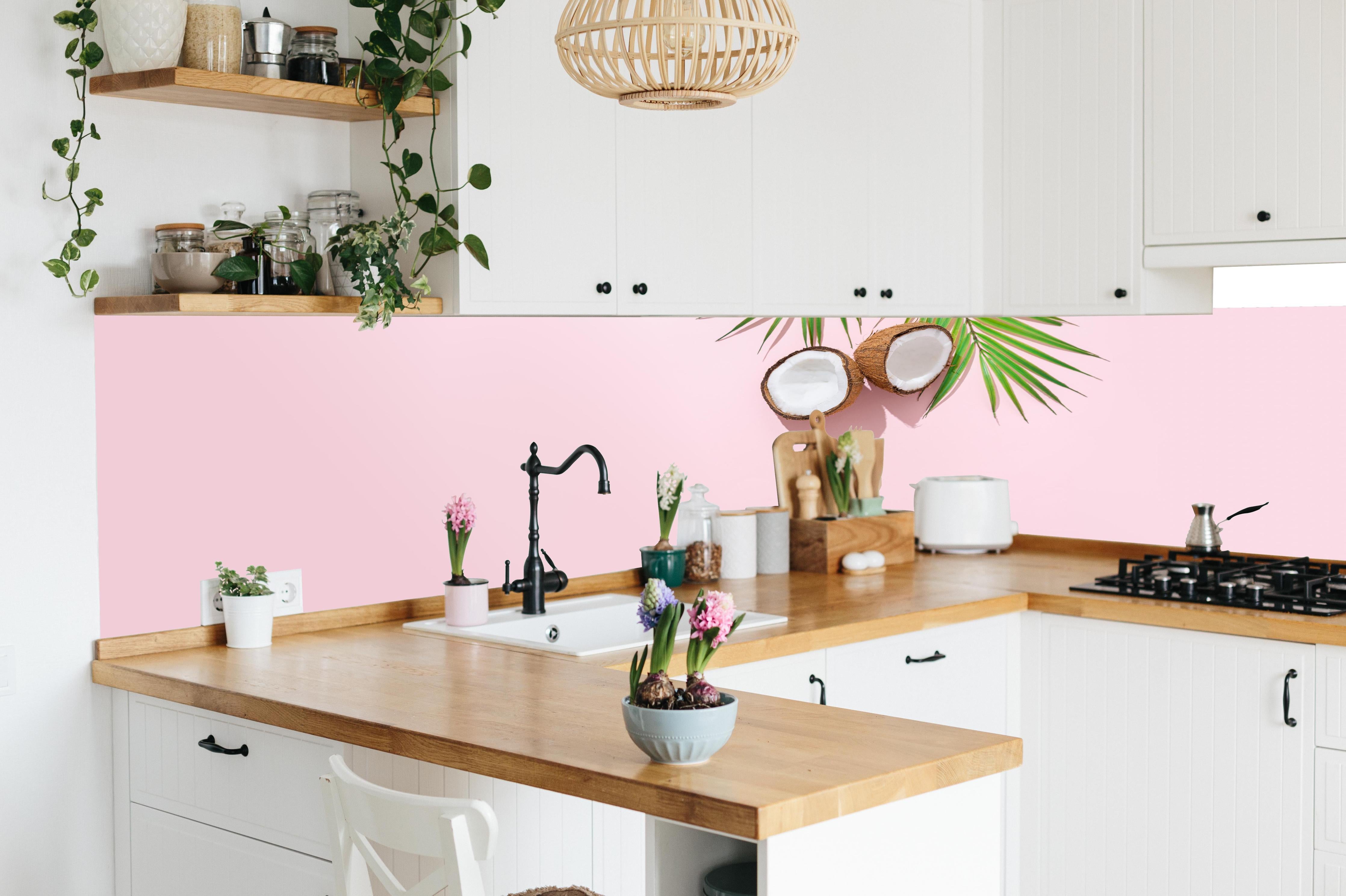 Küche - Tropische Kokosnuss auf Rosa in lebendiger Küche mit bunten Blumen