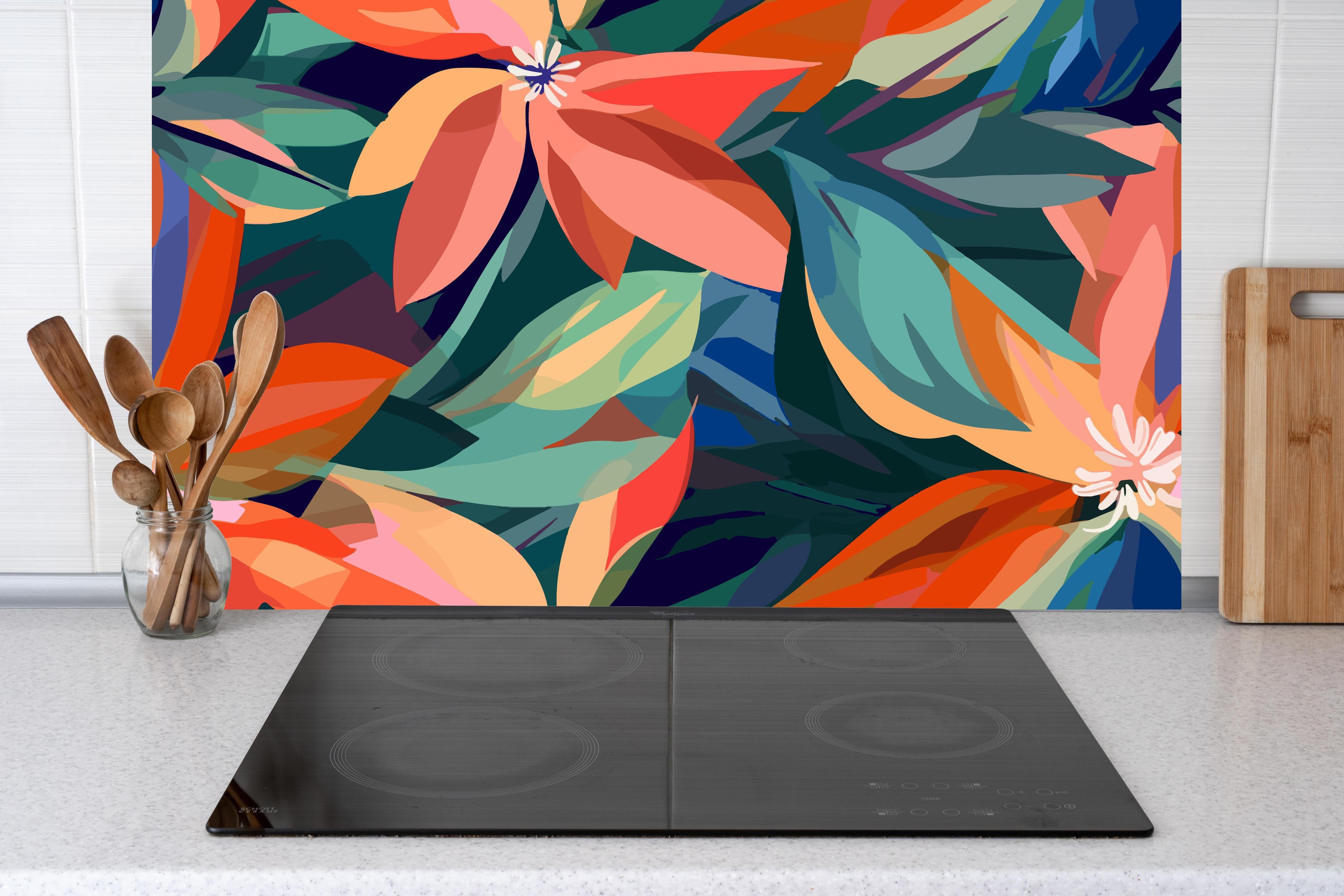 Küche - Tropische Petals Koralle-Grün hinter Cerankochfeld und Holz-Kochutensilien