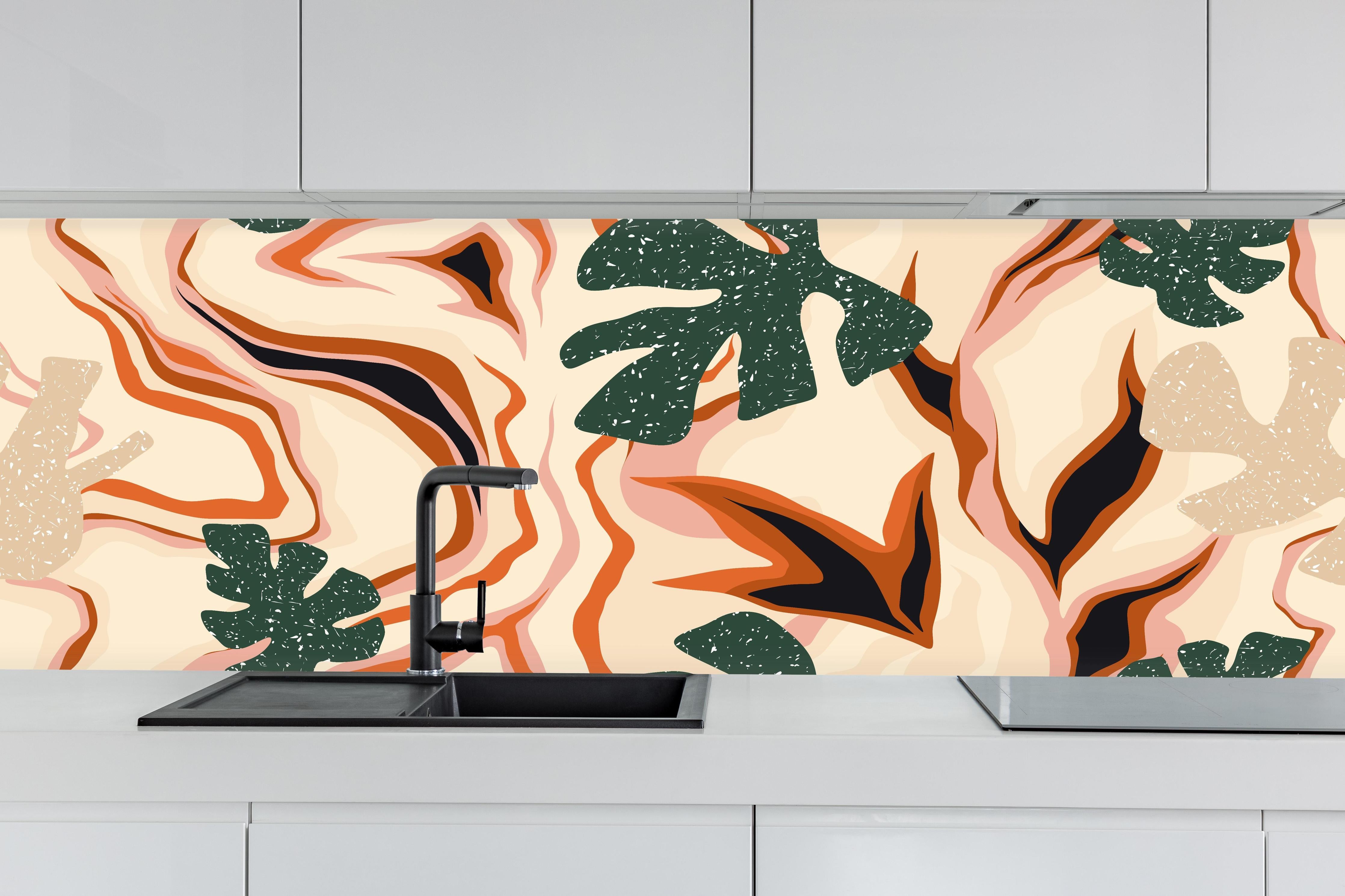 Küche - Tropischer Vortex Beige-Orange hinter weißen Hochglanz-Küchenregalen und schwarzem Wasserhahn