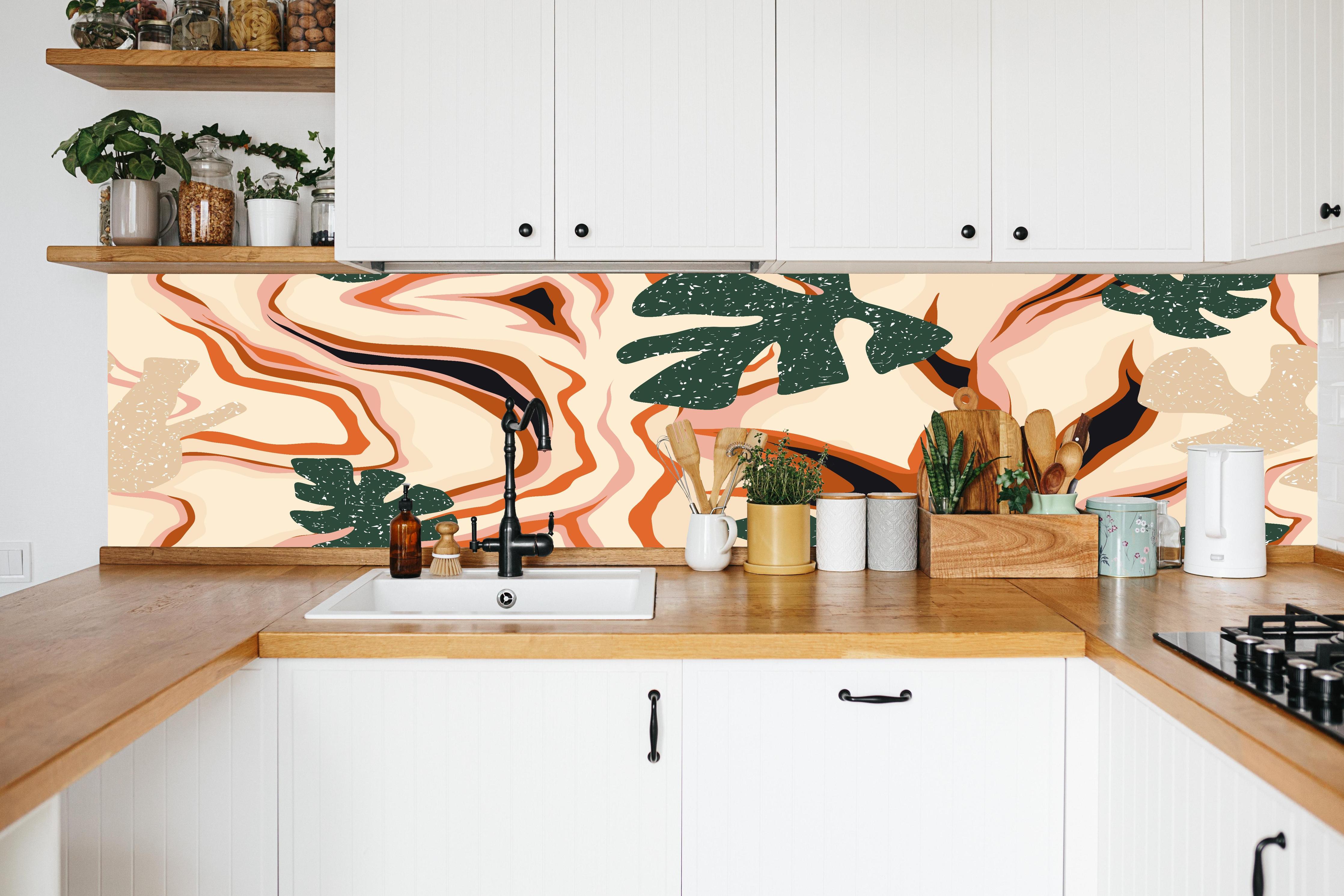 Küche - Tropischer Vortex Beige-Orange in weißer Küche hinter Gewürzen und Kochlöffeln aus Holz