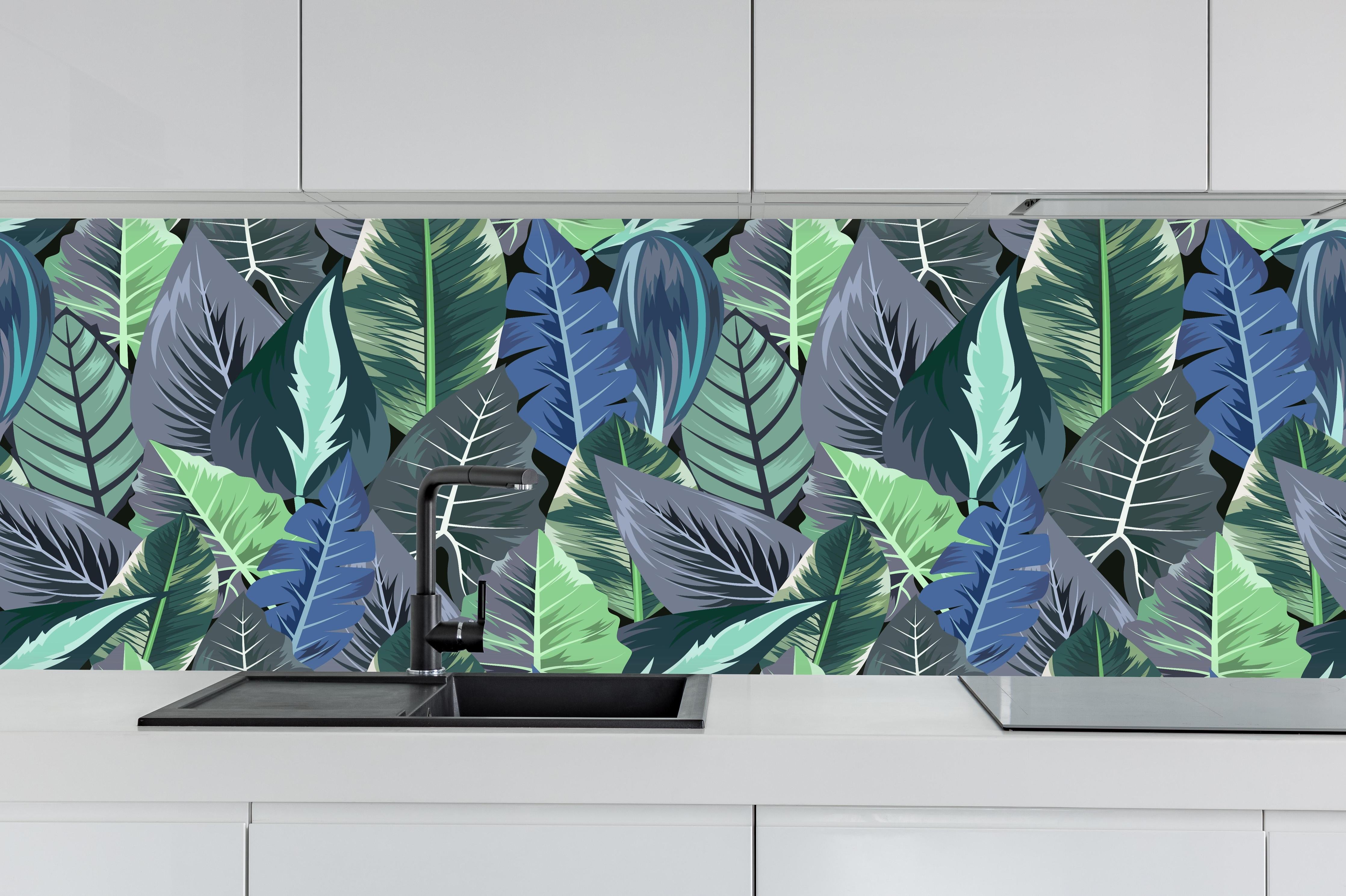 Küche - Tropisches Blatt-Labyrinth Grün-Blau hinter weißen Hochglanz-Küchenregalen und schwarzem Wasserhahn