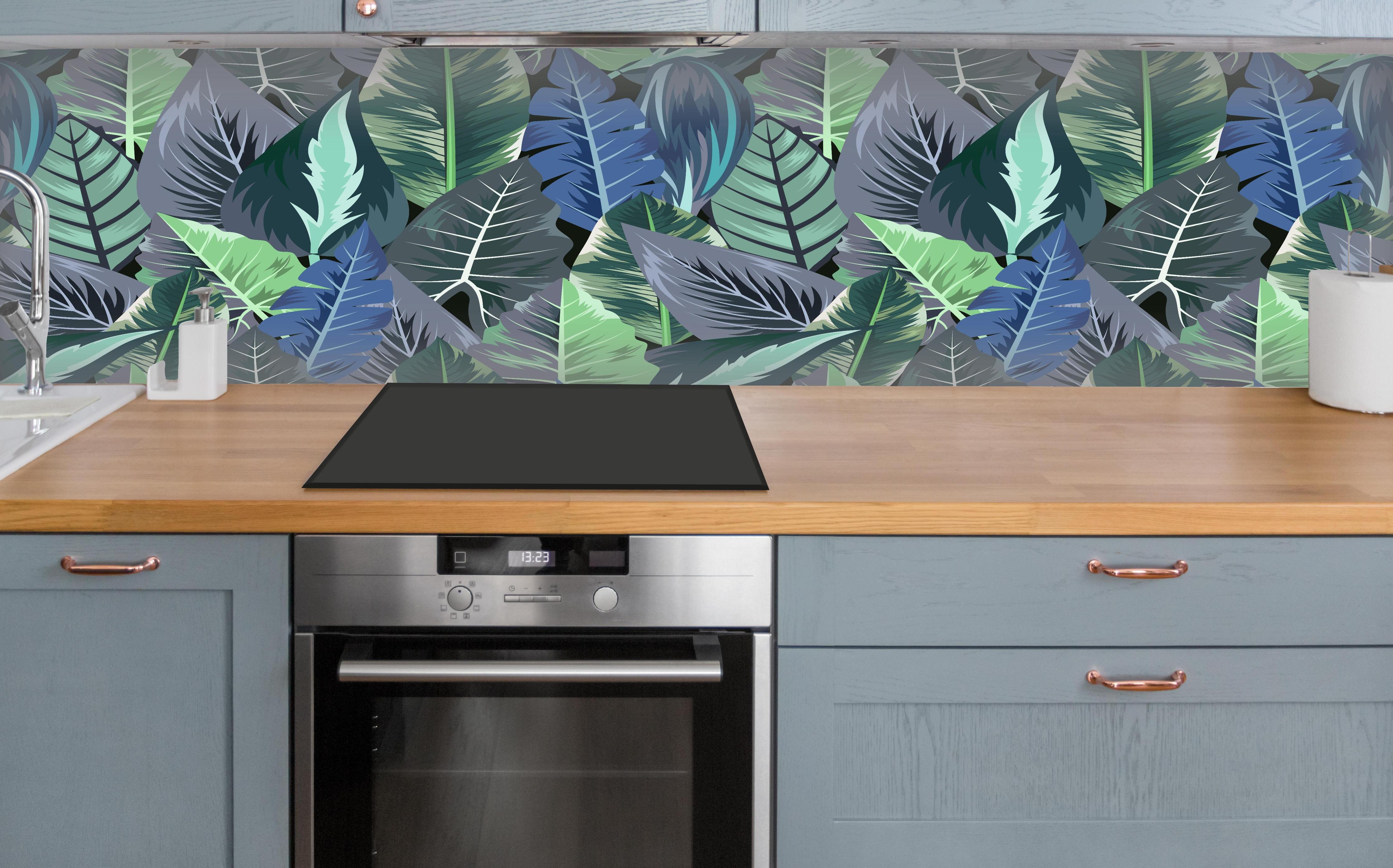 Küche - Tropisches Blatt-Labyrinth Grün-Blau über polierter Holzarbeitsplatte mit Cerankochfeld