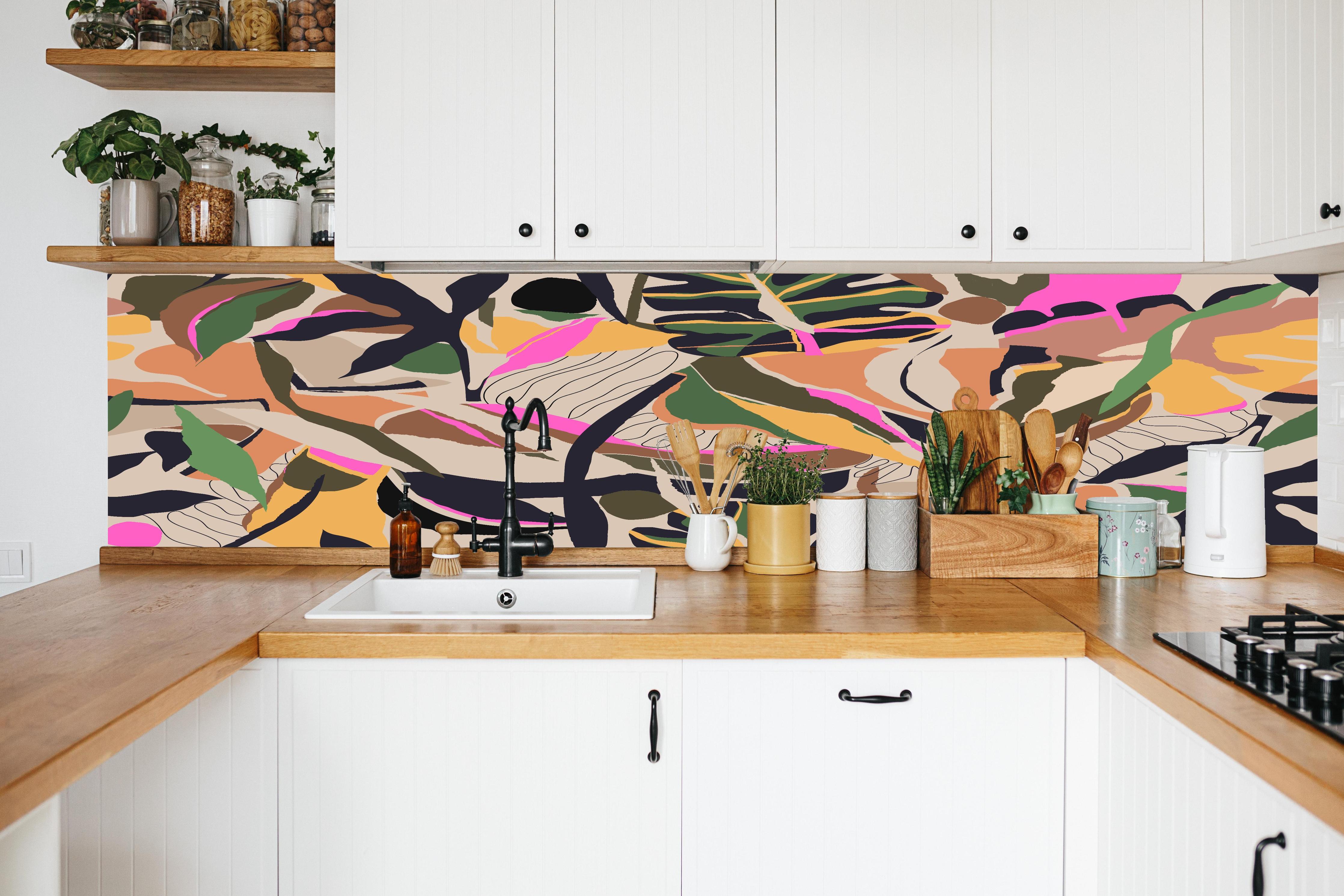 Küche - Tropisches Blattmuster Beige-Pink in weißer Küche hinter Gewürzen und Kochlöffeln aus Holz