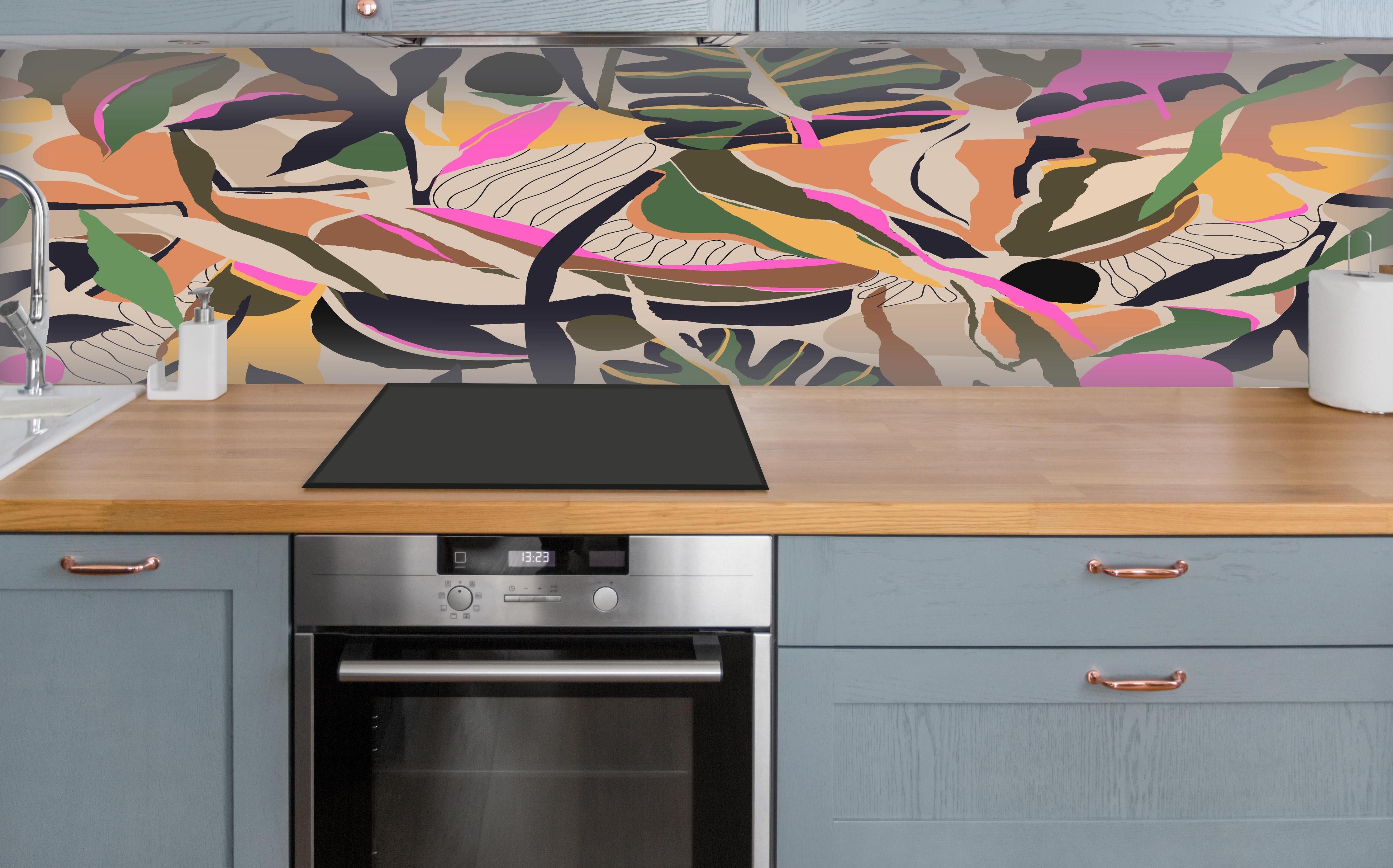 Küche - Tropisches Blattmuster Beige-Pink über polierter Holzarbeitsplatte mit Cerankochfeld