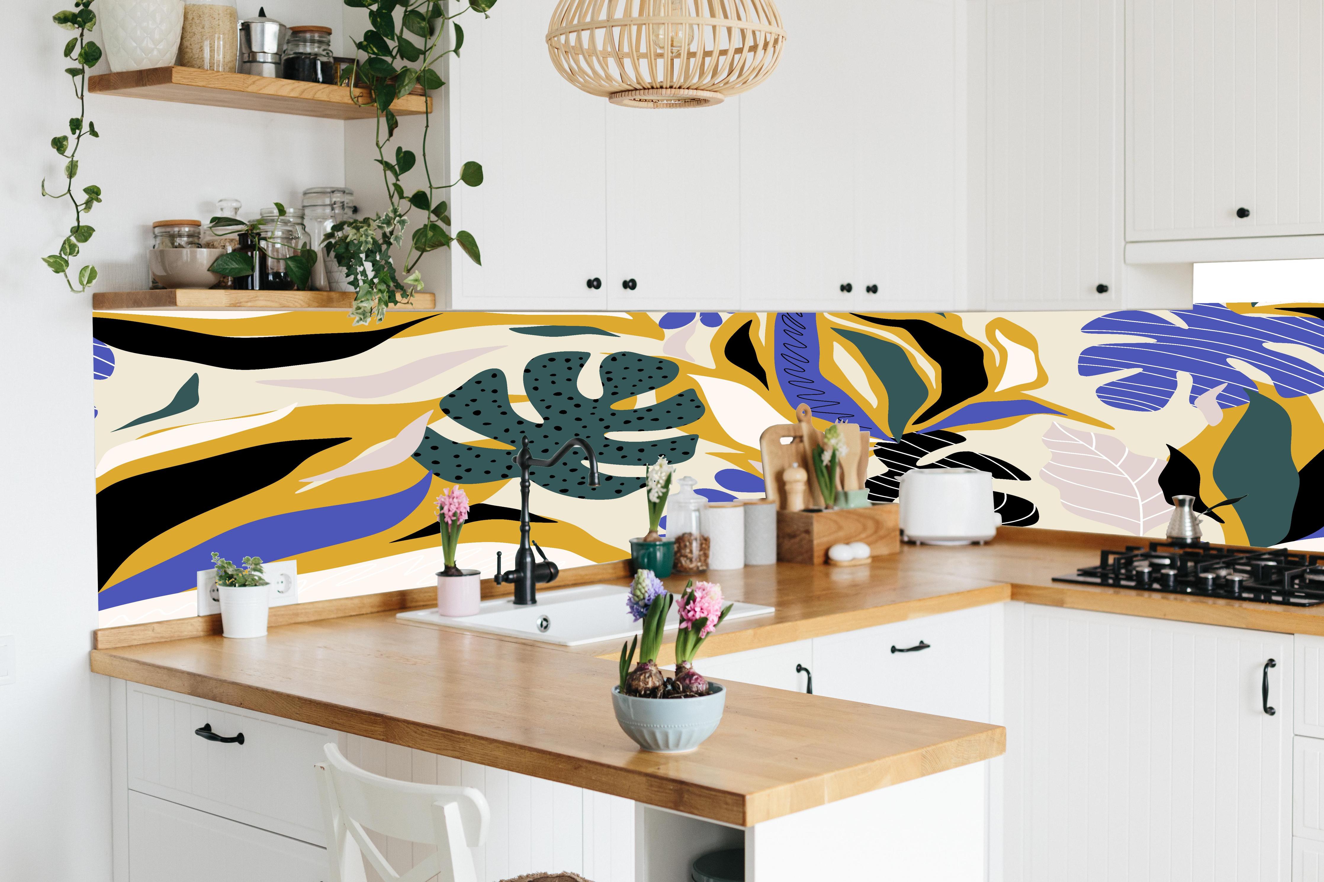 Küche - Tropisches Blattmuster Gelb-Blau in lebendiger Küche mit bunten Blumen