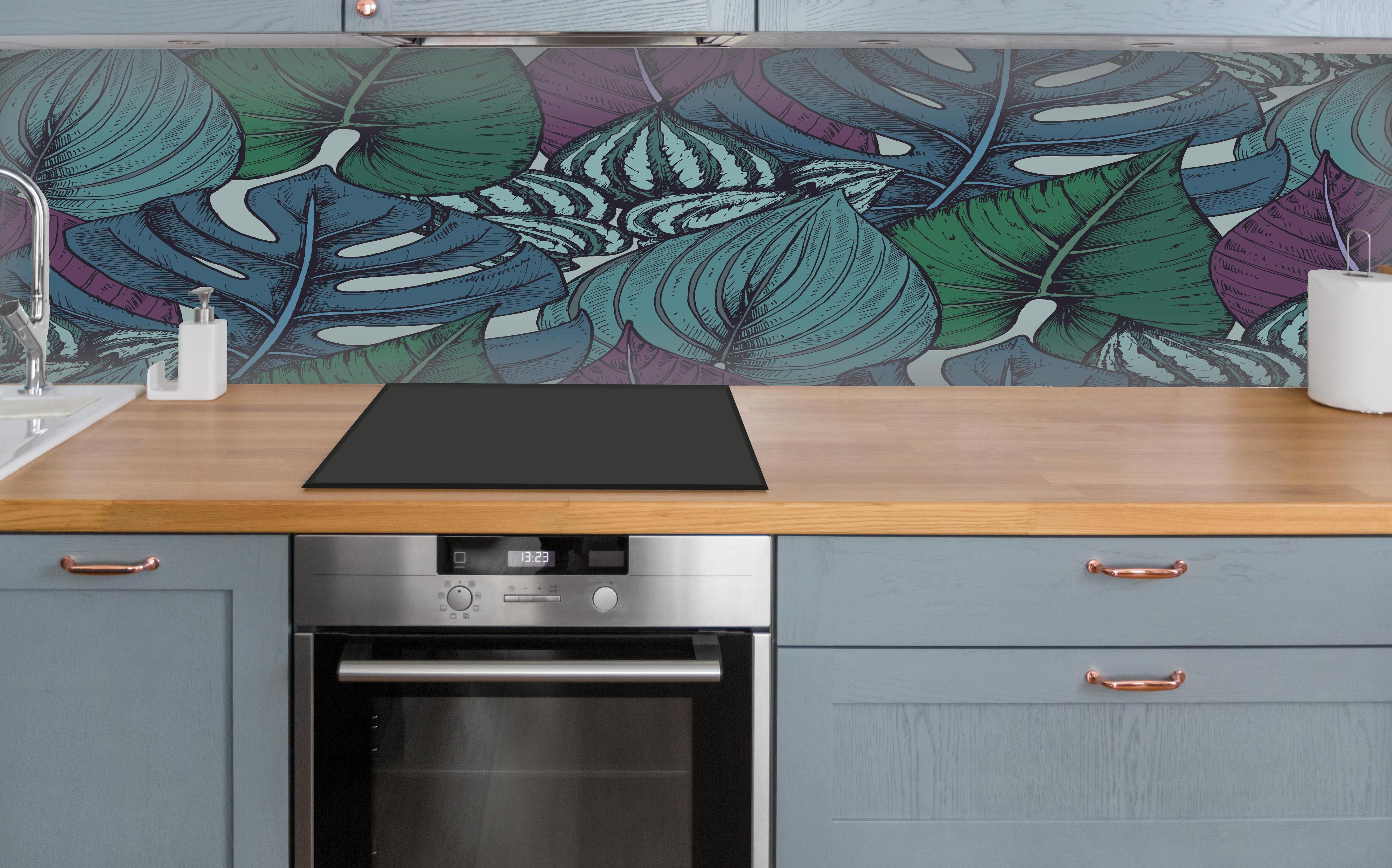 Küche - Tropisches Blattmuster Türkis-Lila über polierter Holzarbeitsplatte mit Cerankochfeld