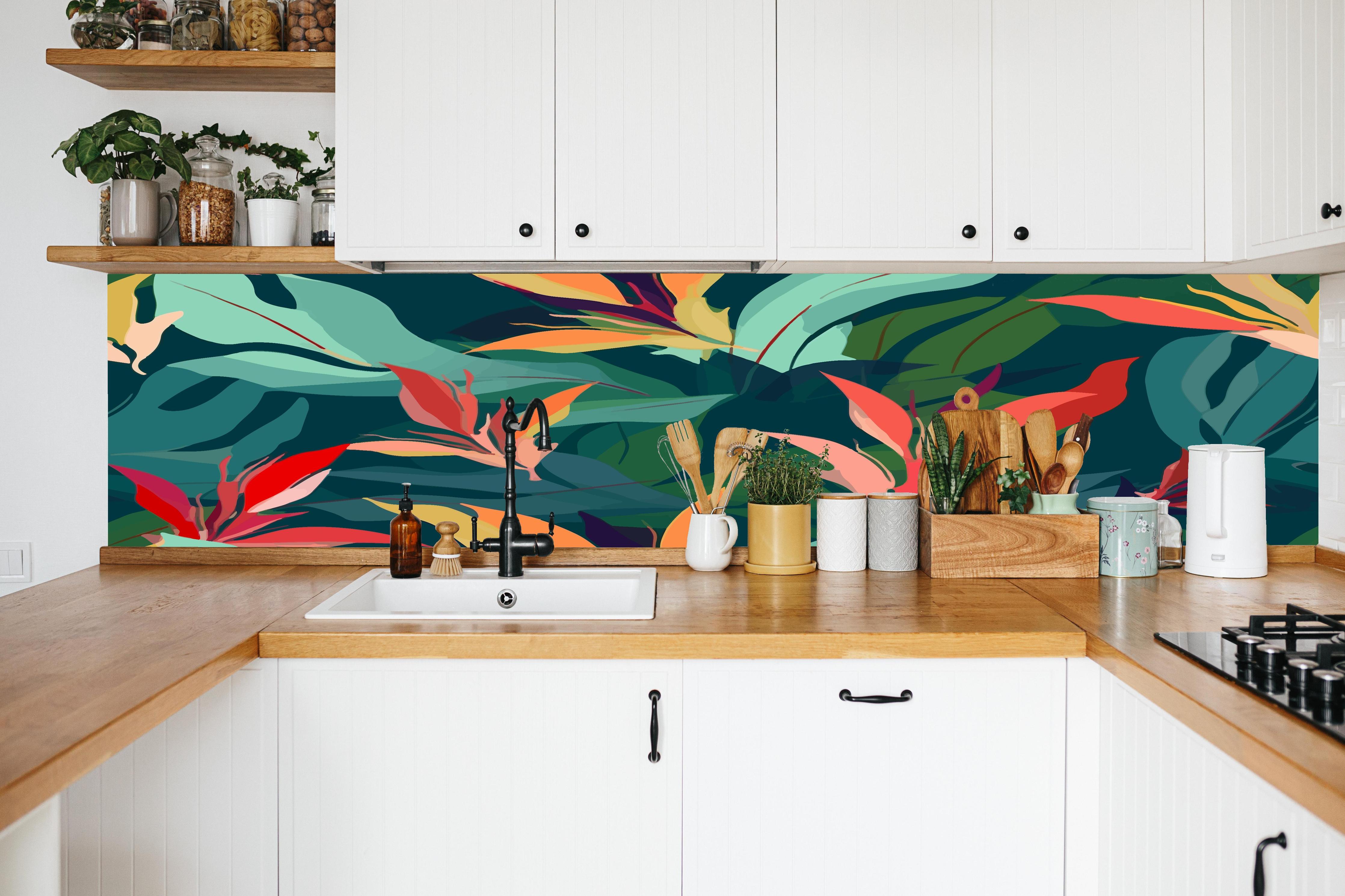 Küche - Tropisches Blütenblattmuster Grün-Türkis in weißer Küche hinter Gewürzen und Kochlöffeln aus Holz