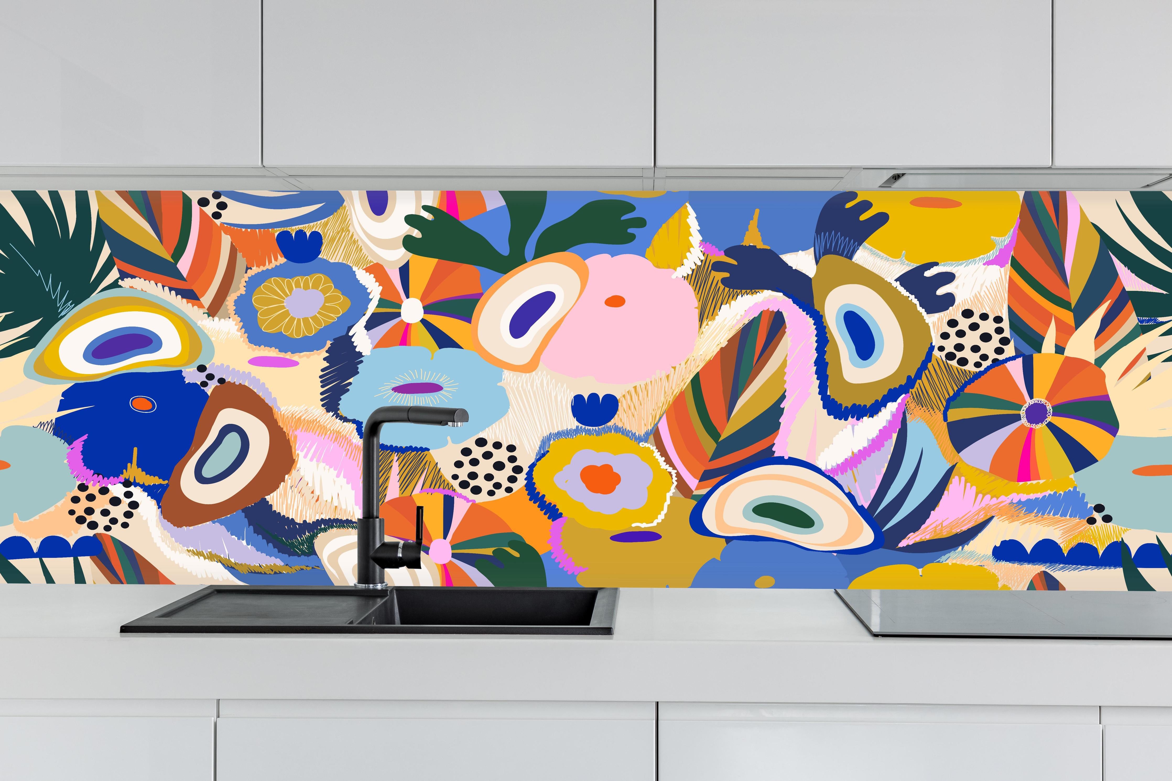 Küche - Tropisches Blumen-Abstract Bunt hinter weißen Hochglanz-Küchenregalen und schwarzem Wasserhahn