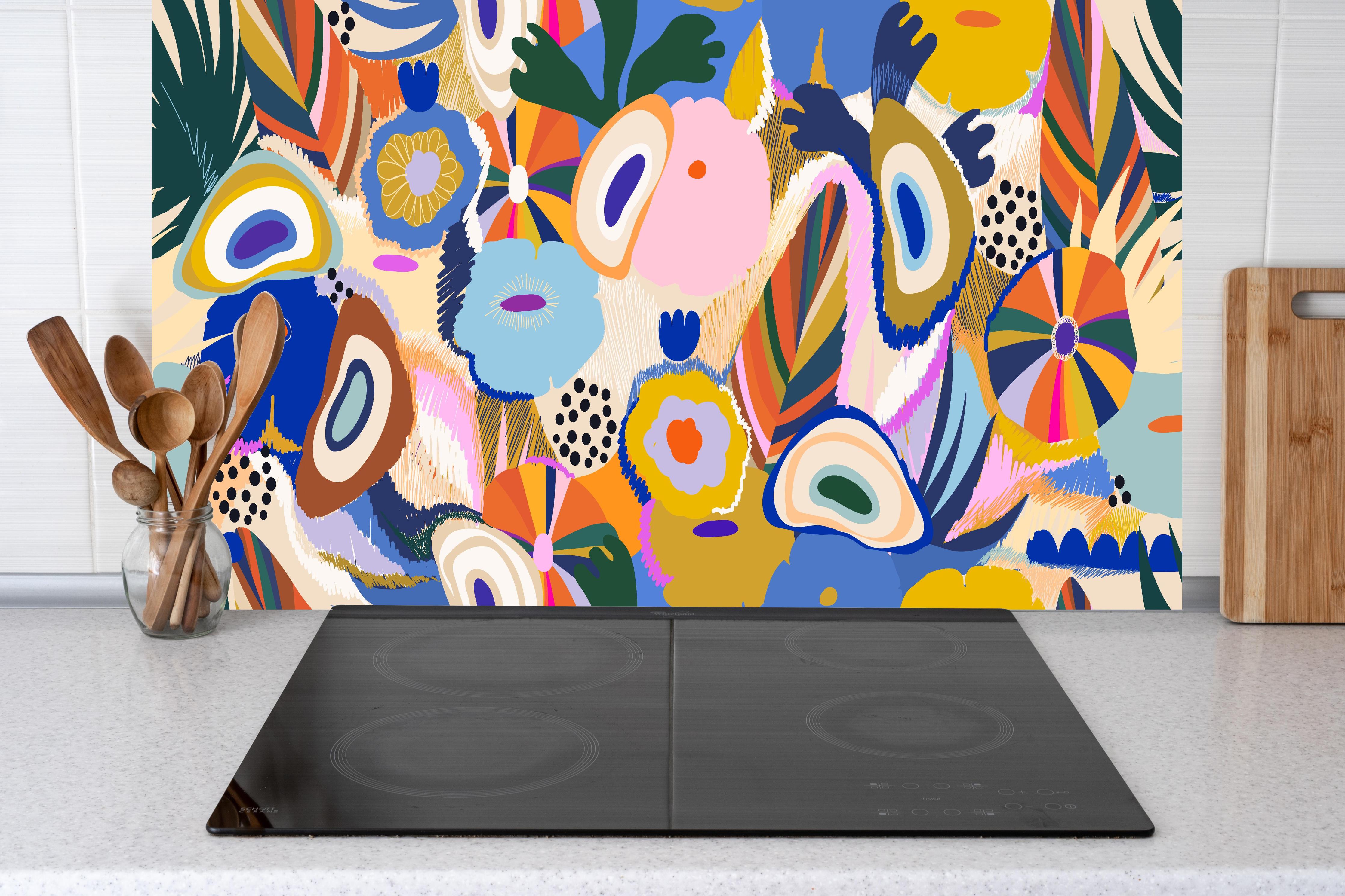 Küche - Tropisches Blumen-Abstract Bunt hinter Cerankochfeld und Holz-Kochutensilien