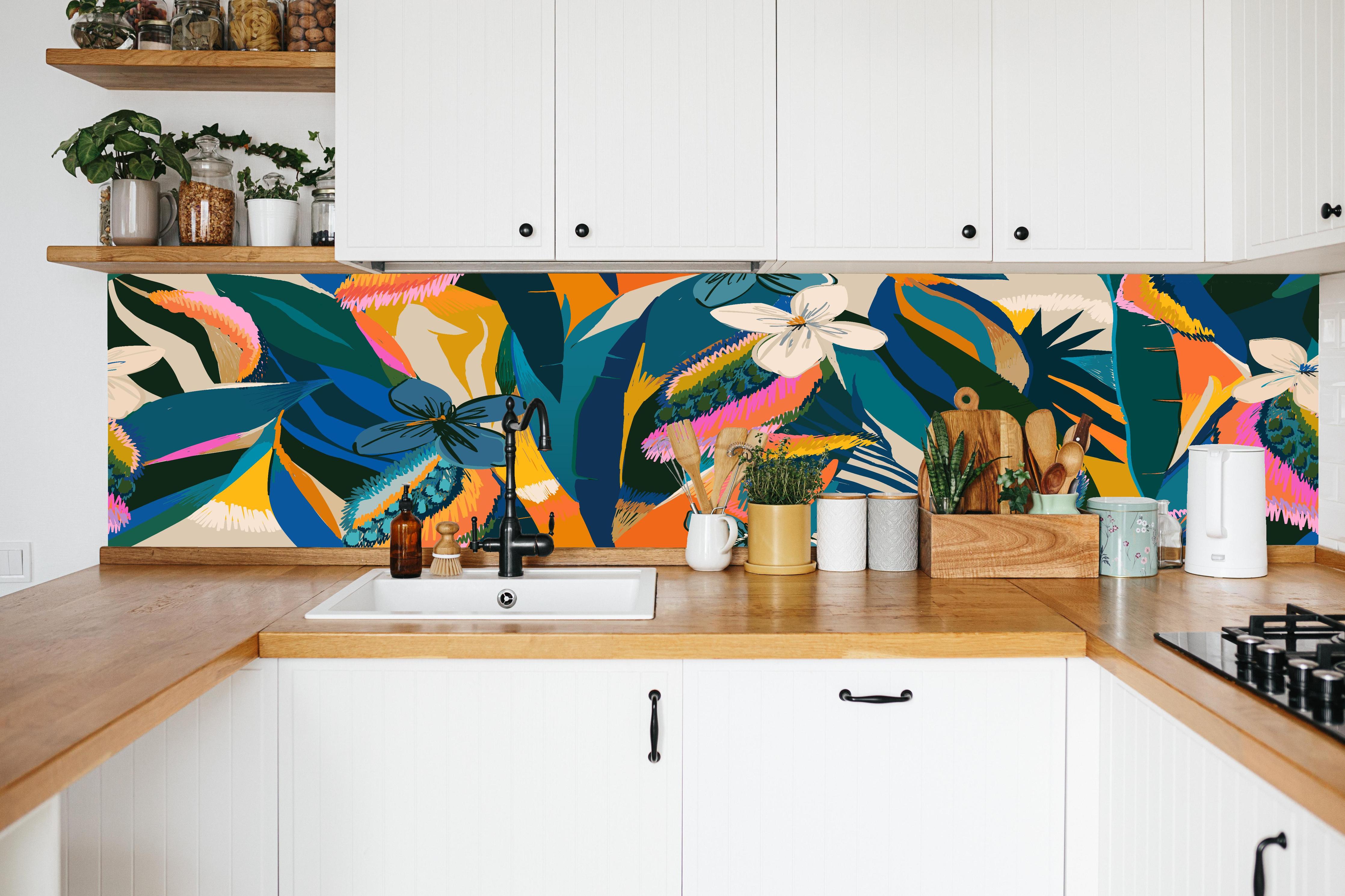 Küche - Tropisches Blumenmuster Blau-Orange in weißer Küche hinter Gewürzen und Kochlöffeln aus Holz