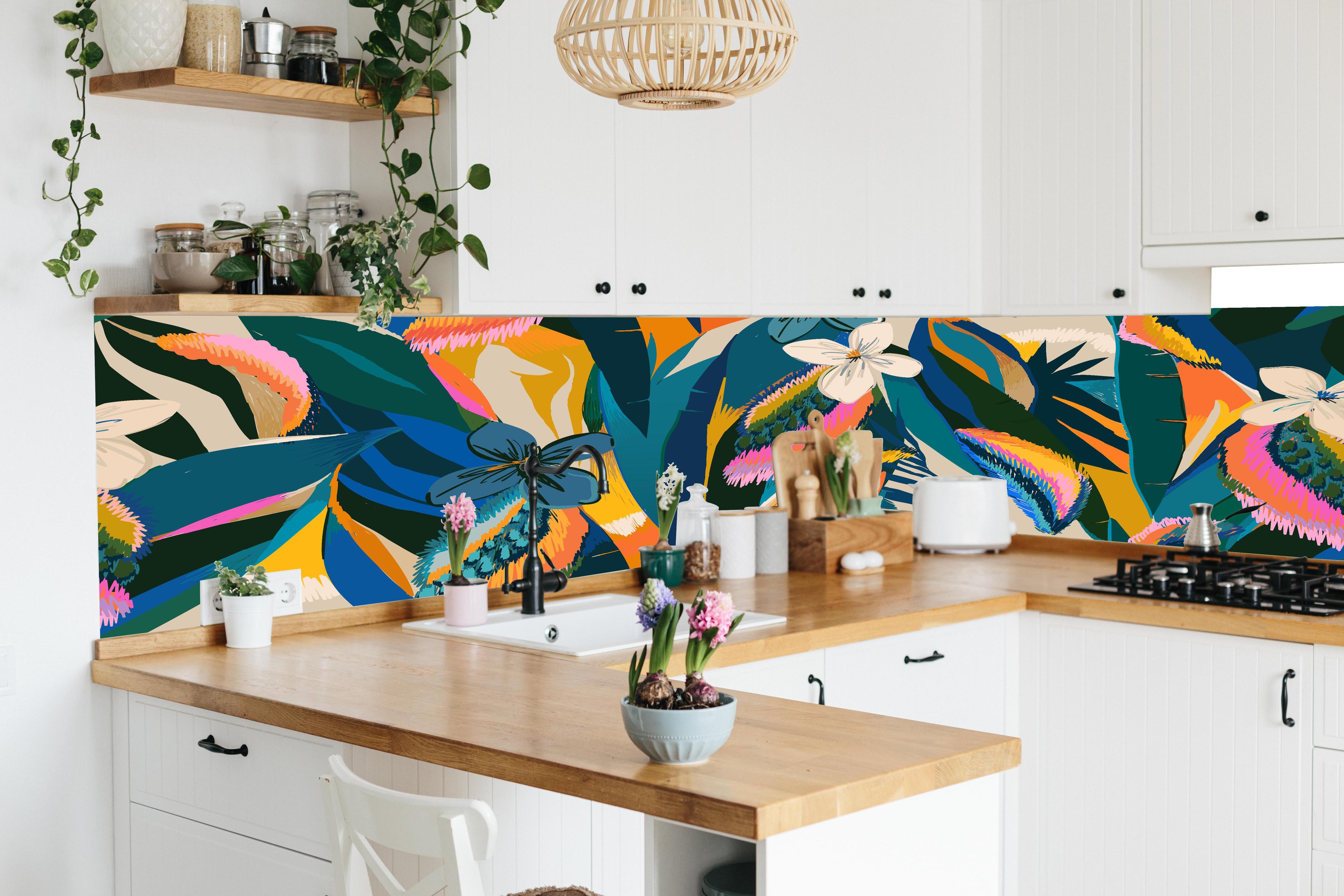 Küche - Tropisches Blumenmuster Blau-Orange in lebendiger Küche mit bunten Blumen