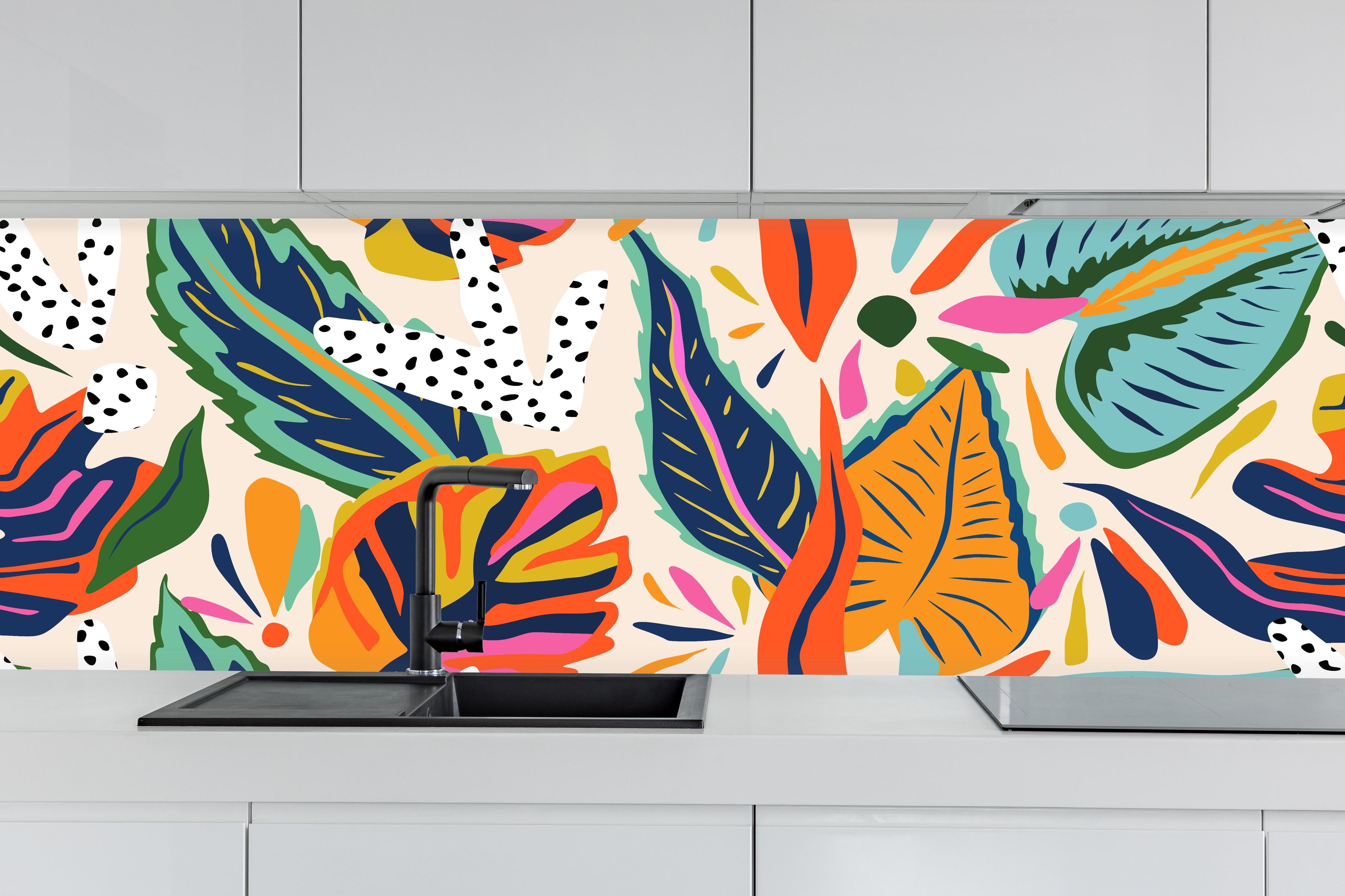 Küche - Tropisches Blumenmuster Orange-Türkis hinter weißen Hochglanz-Küchenregalen und schwarzem Wasserhahn