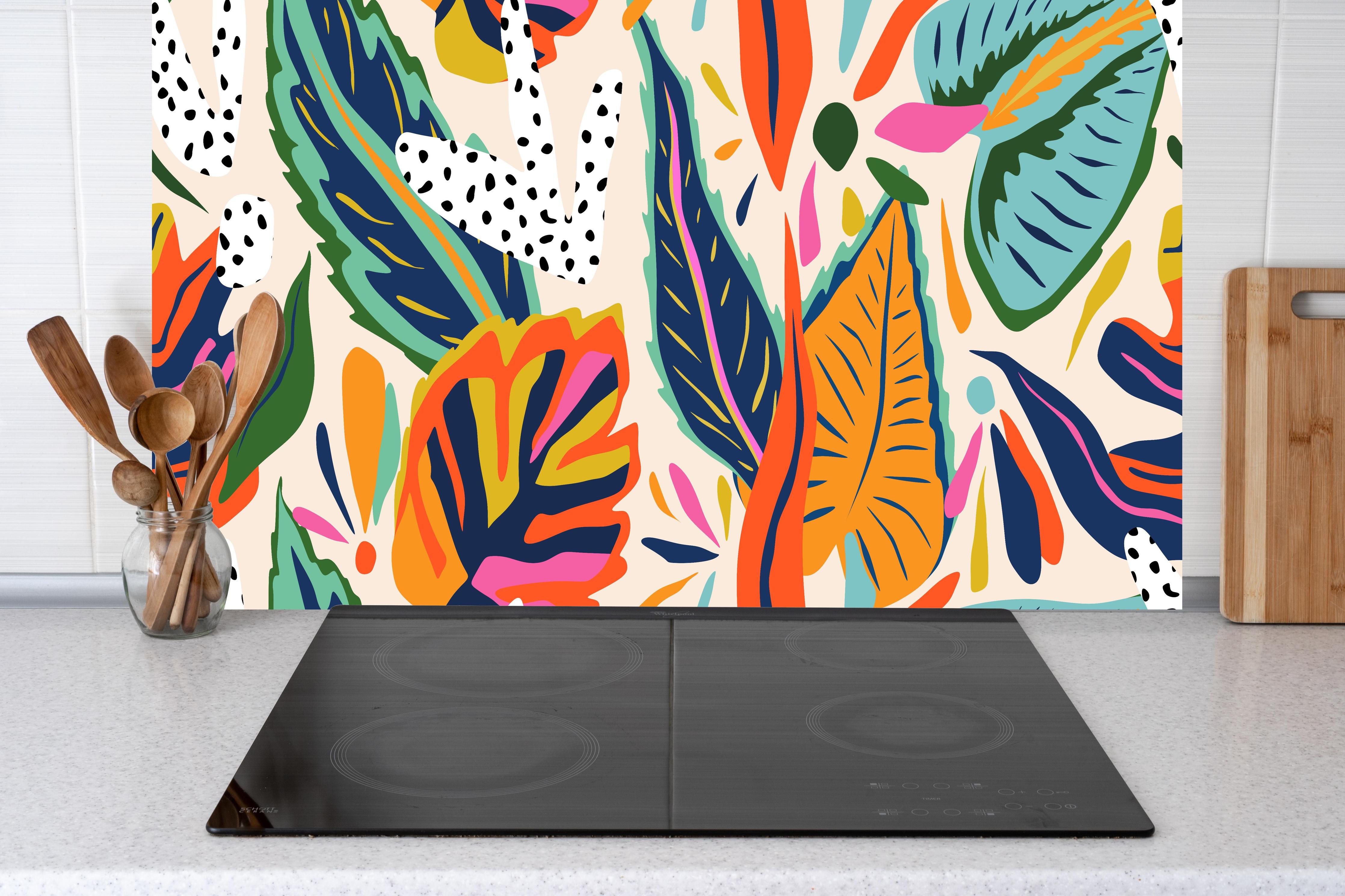 Küche - Tropisches Blumenmuster Orange-Türkis hinter Cerankochfeld und Holz-Kochutensilien