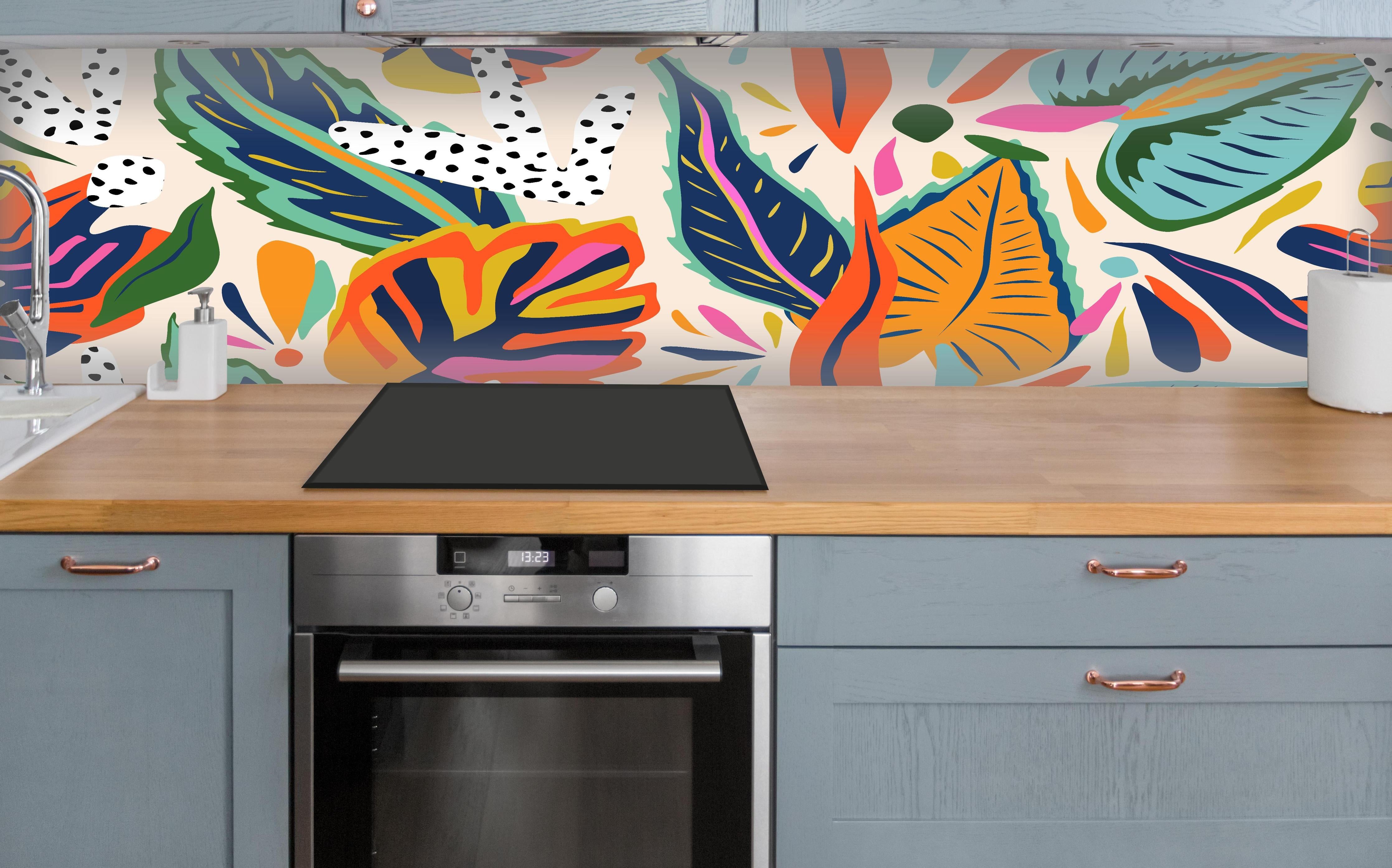 Küche - Tropisches Blumenmuster Orange-Türkis über polierter Holzarbeitsplatte mit Cerankochfeld