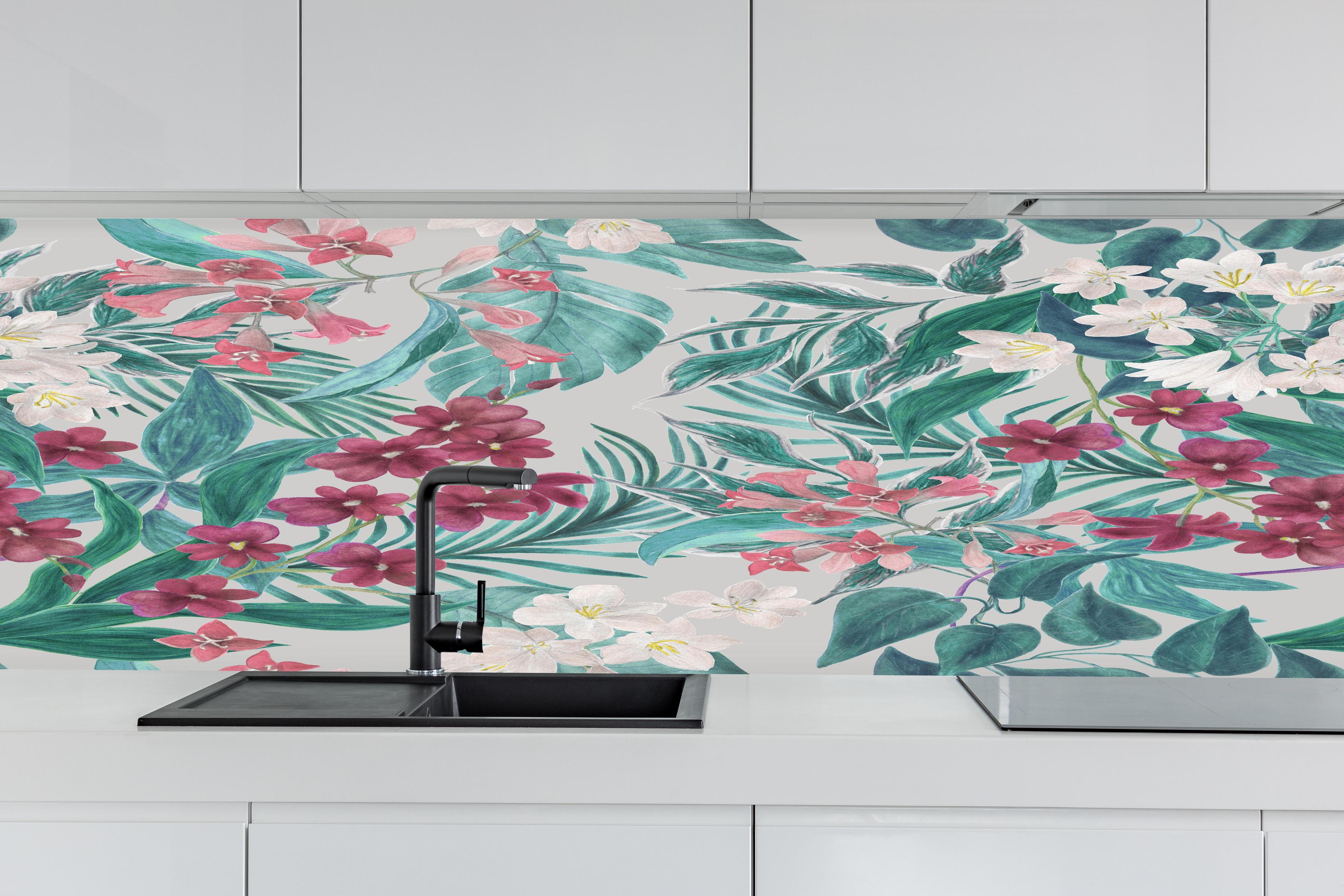 Küche - Tropisches Blumenmuster Rosa-Grau hinter weißen Hochglanz-Küchenregalen und schwarzem Wasserhahn