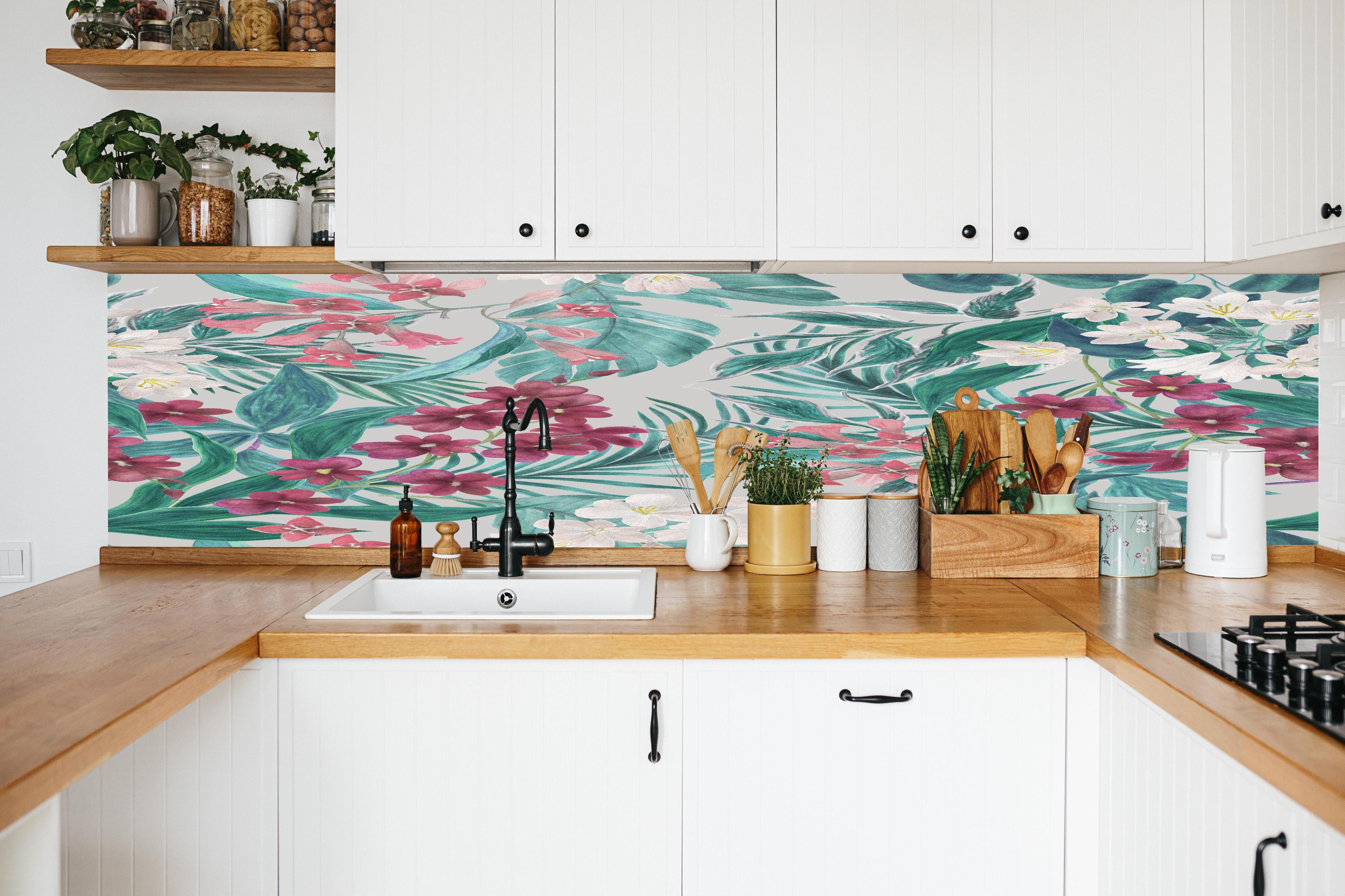 Küche - Tropisches Blumenmuster Rosa-Grau in weißer Küche hinter Gewürzen und Kochlöffeln aus Holz