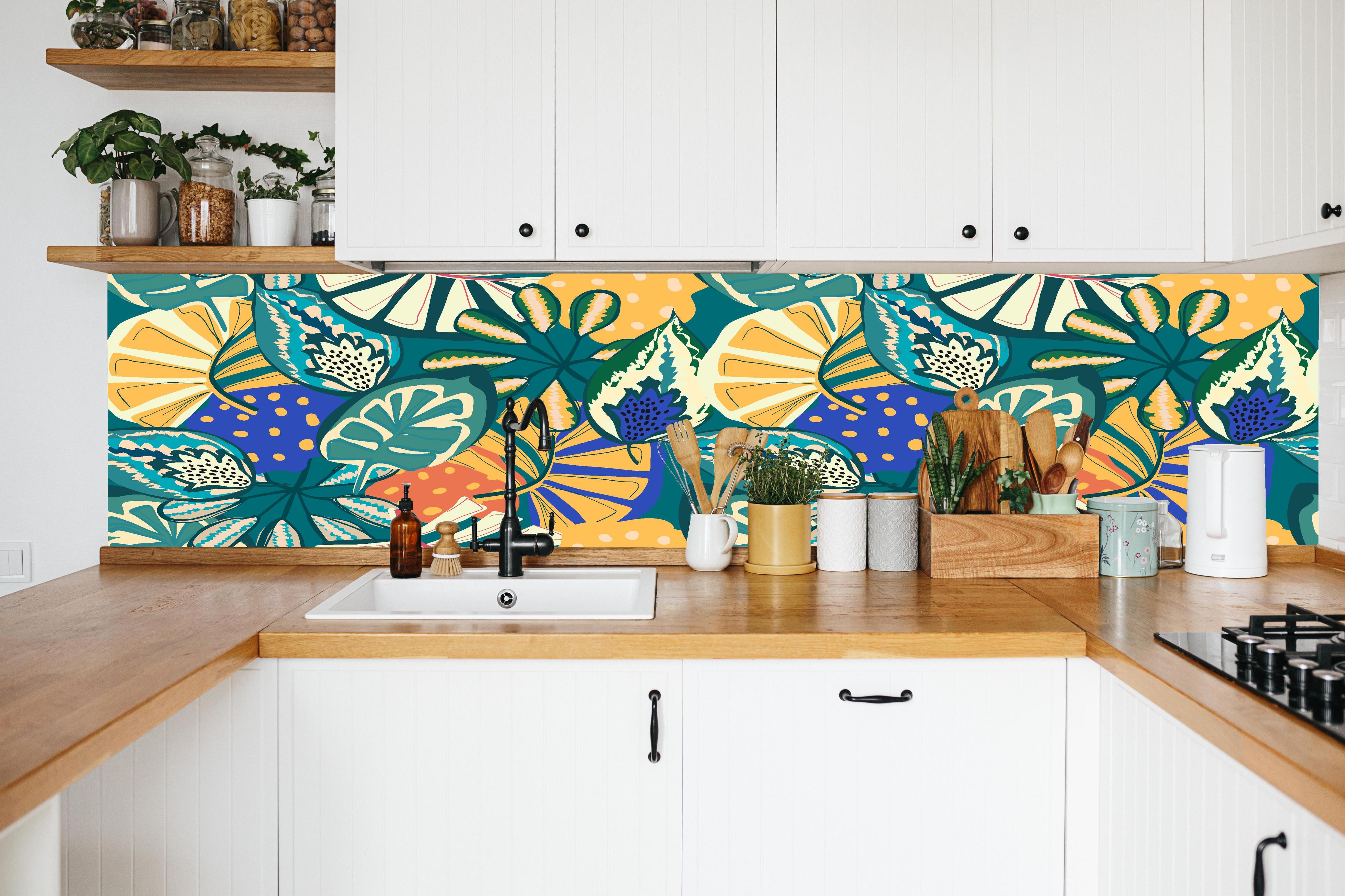 Küche - Tropisches Blumenmuster Türkis in weißer Küche hinter Gewürzen und Kochlöffeln aus Holz