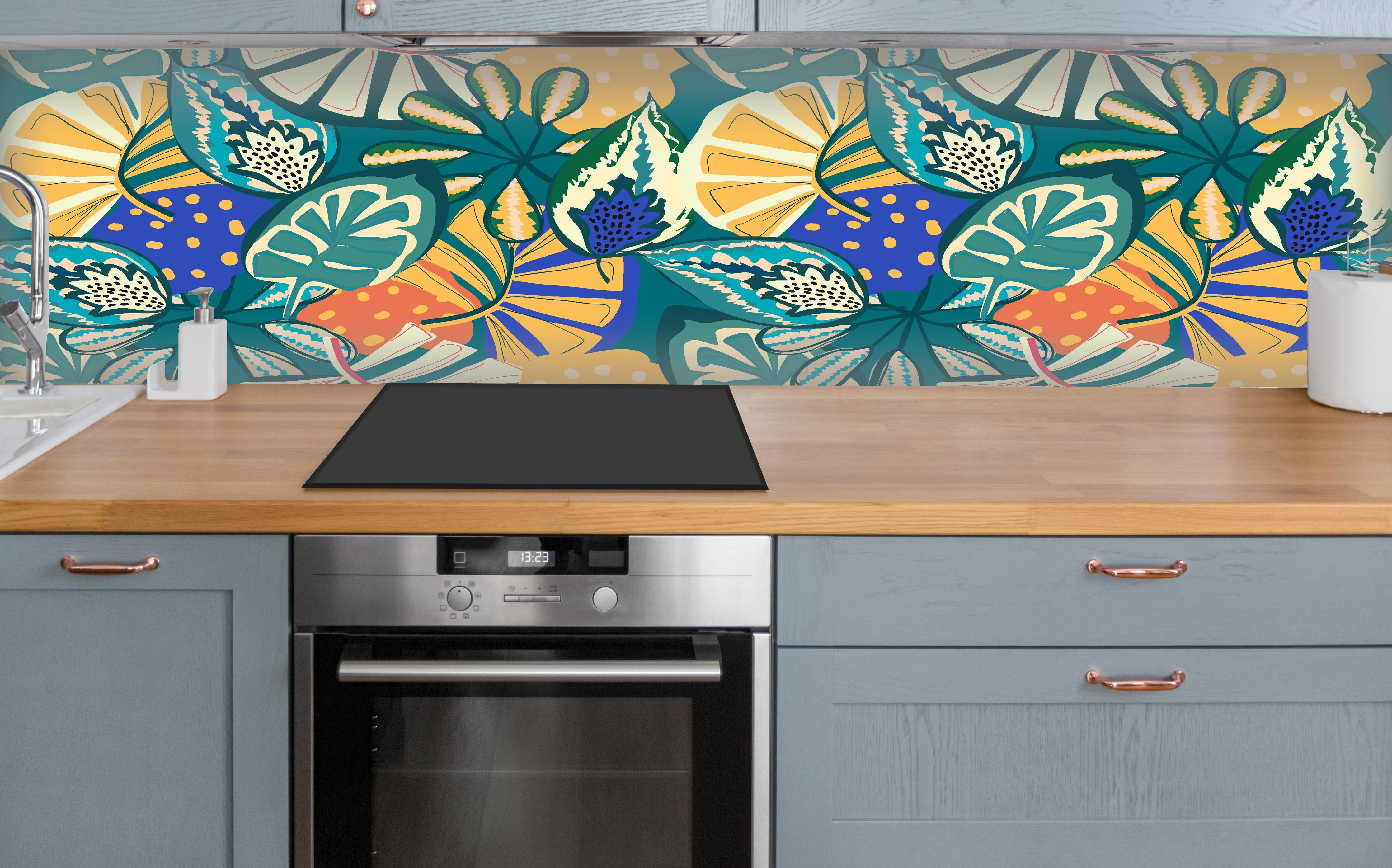Küche - Tropisches Blumenmuster Türkis über polierter Holzarbeitsplatte mit Cerankochfeld