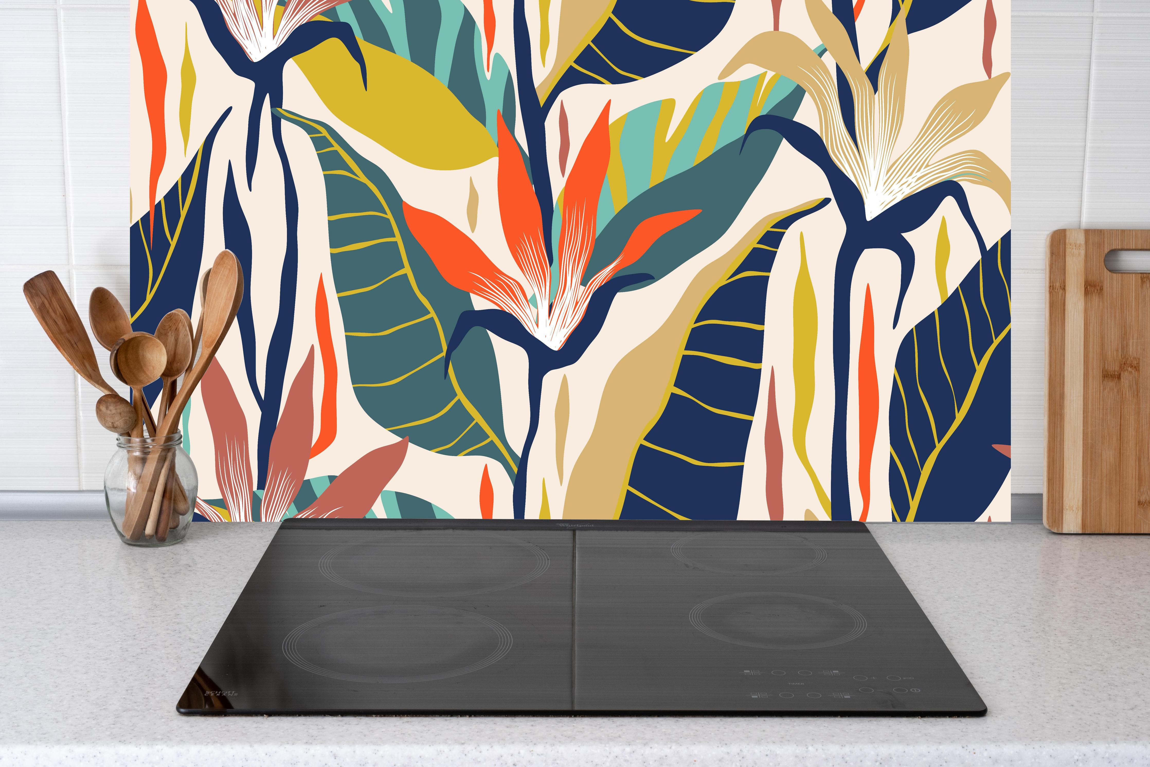 Küche - Tropisches Botanik-Muster Blau-Gelb hinter Cerankochfeld und Holz-Kochutensilien