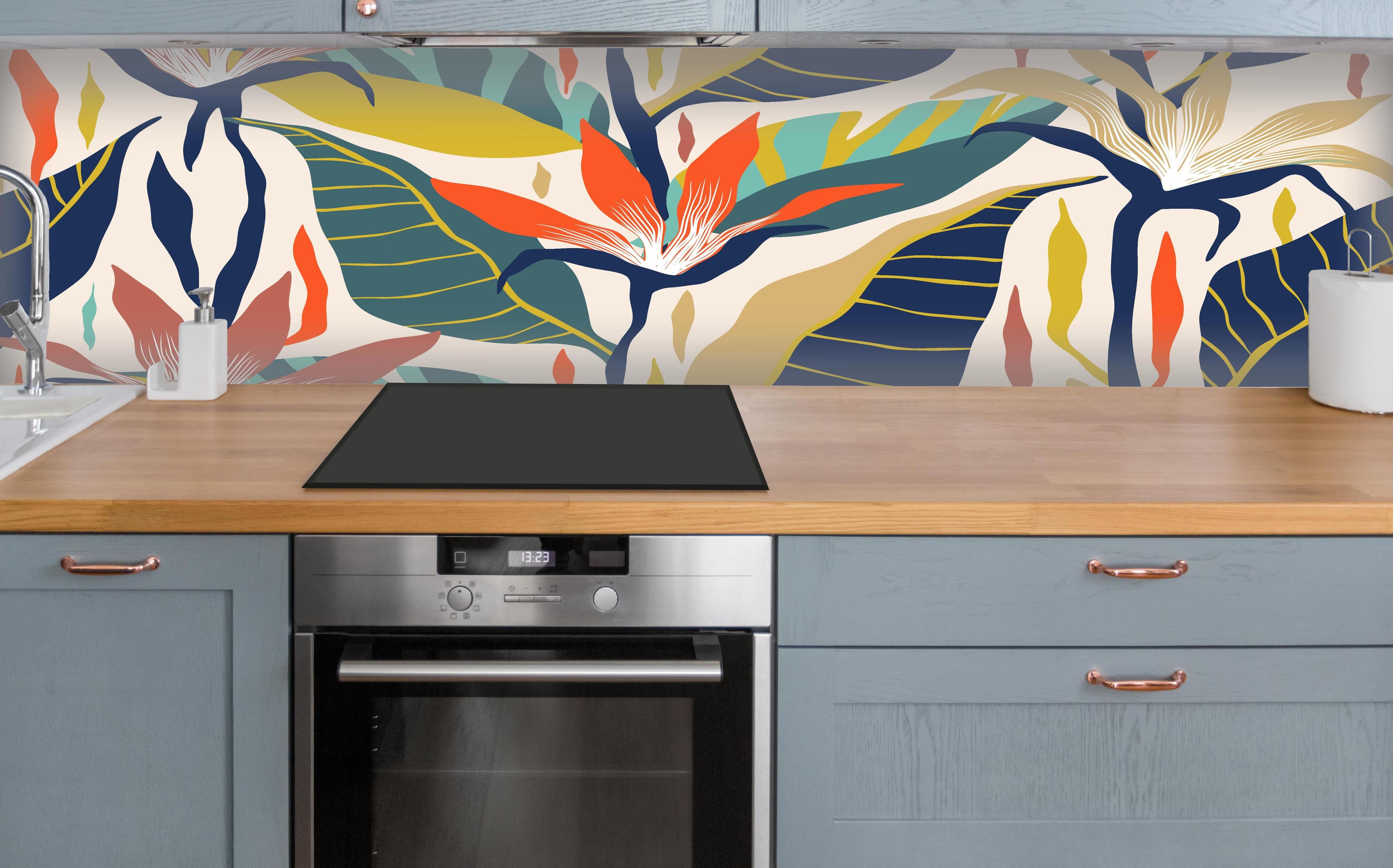 Küche - Tropisches Botanik-Muster Blau-Gelb über polierter Holzarbeitsplatte mit Cerankochfeld